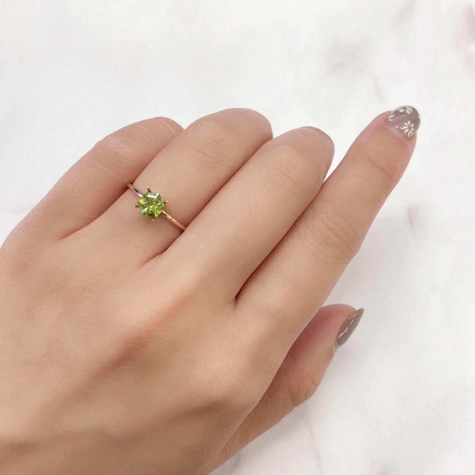 ◇ヘキサゴンカット◇ペリドット(宝石名ペリドット) パキスタン産 0.68ct 識別済[210913102]4.9×4.9mm前後