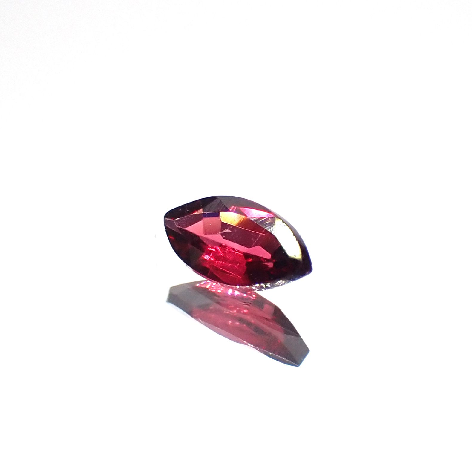 レッドスピネル(宝石名レッド・スピネル)タンザニア産 0.13ct 識別済[231124098]4.7x2.5mm前後