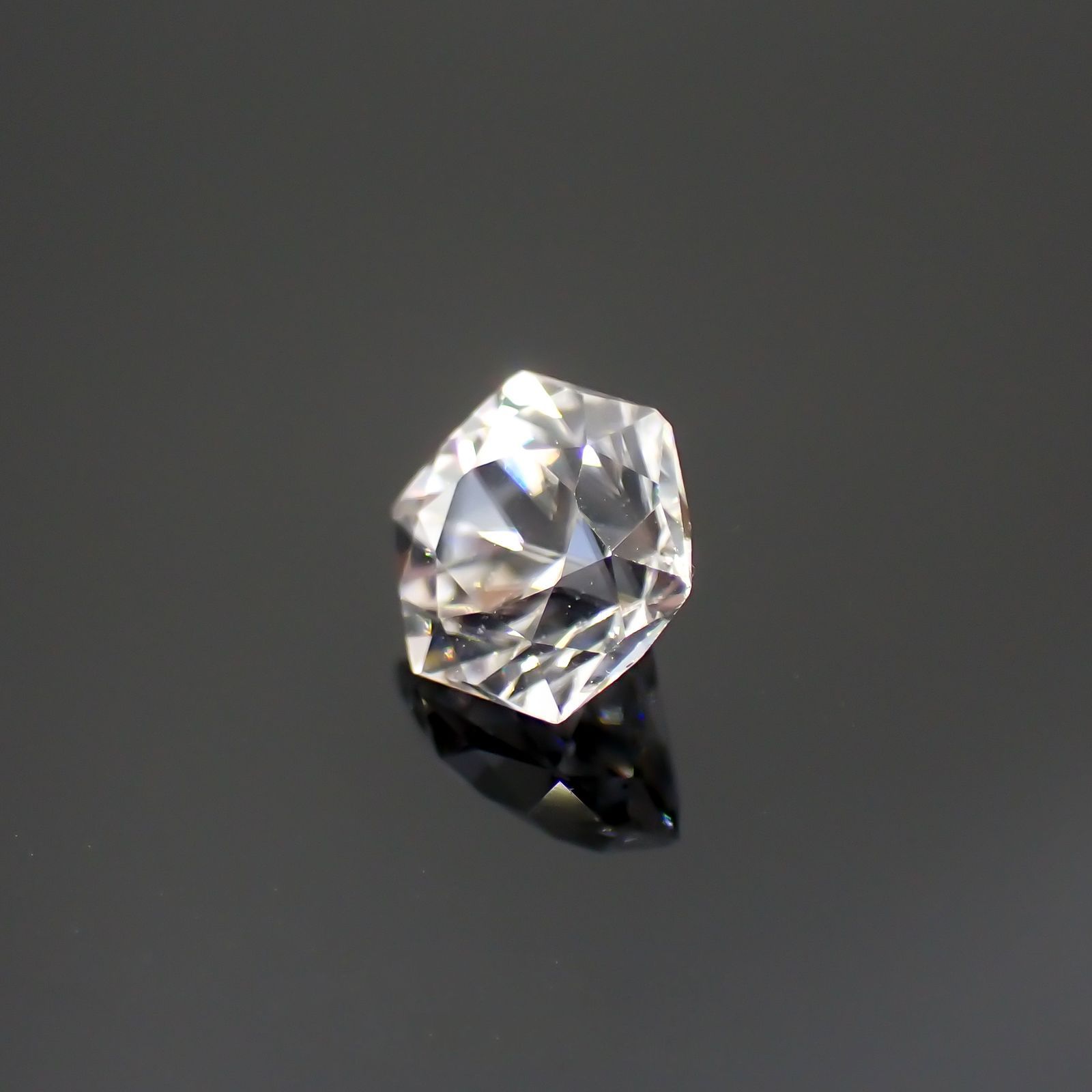 ◇ヘキサゴンカット◇カラーレスジルコン(宝石名ホワイト・ジルコン)スリランカ/カンボジア産 0.84ct 識別済[220114271]4.7x4.6mm前後