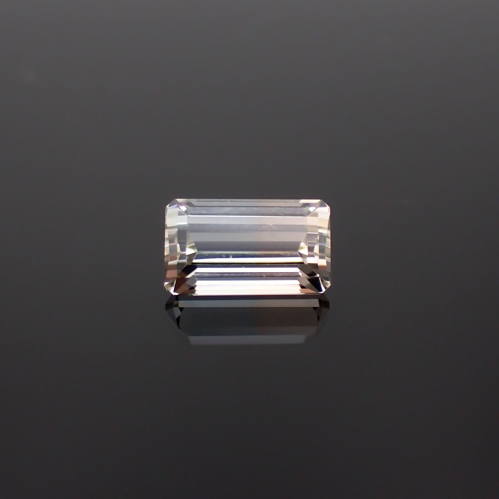 バイカラートパーズ ウクライナ産 2.56ct[231224892]9.4x5.4mm前後