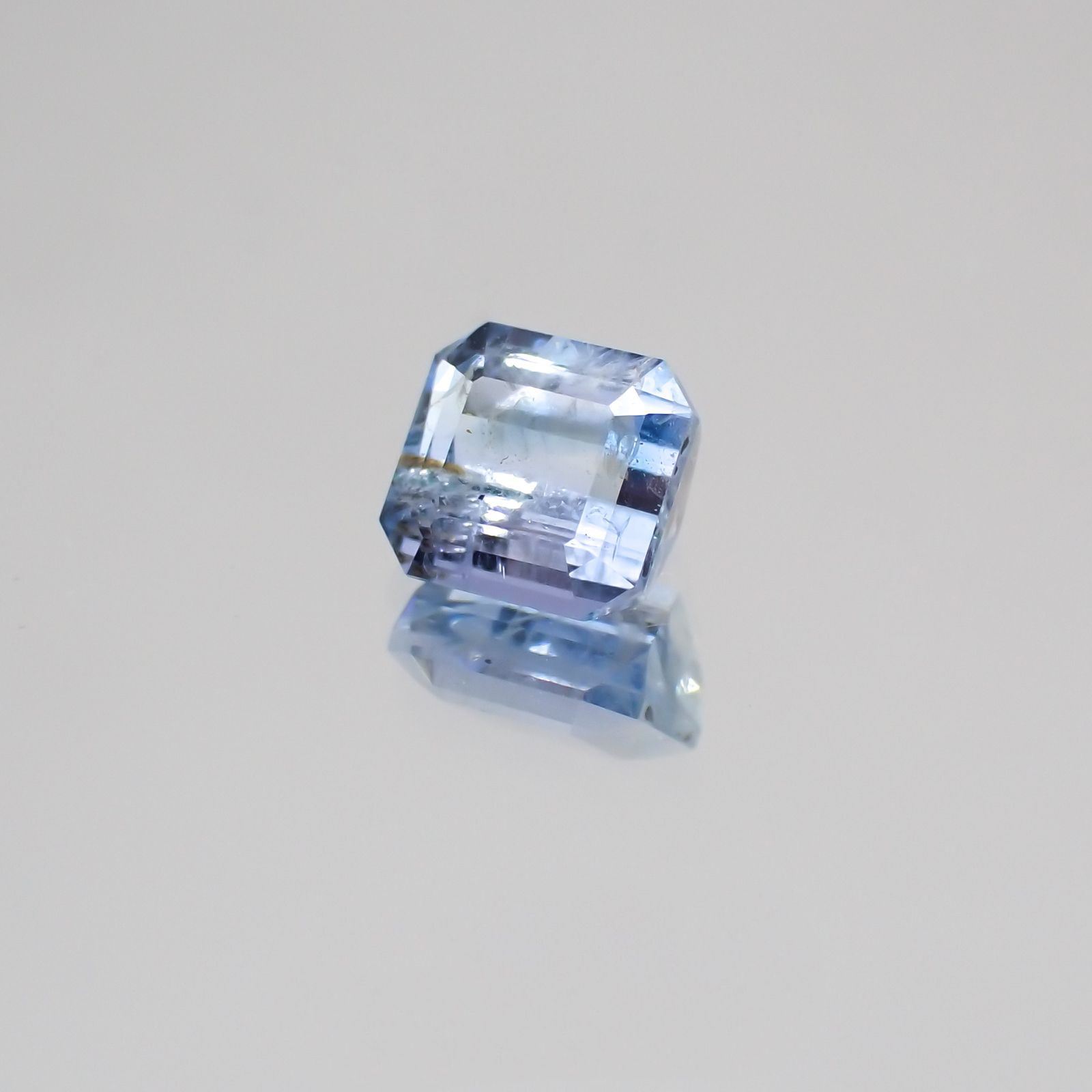 ジェレメジェバイト(宝石名エレメジェバイト)ナミビア産 0.508ct ソ付(彩珠)[220717078]4.6x4.3mm前後
