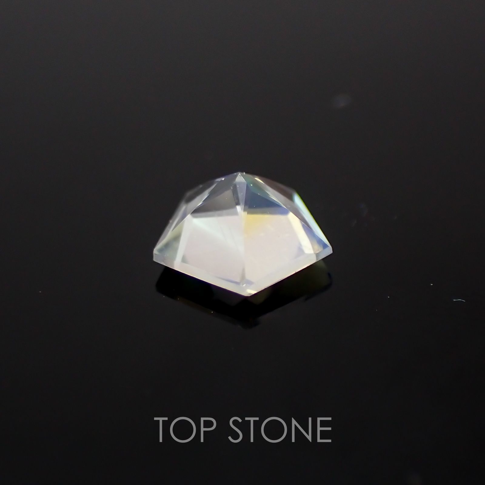 ◇ペンタゴンカット◇レインボームーンストーン(アンデシンラブラドライト) SA マダガスカル産 ルース 0.34ct[21059780]5.2×5.4mm前後