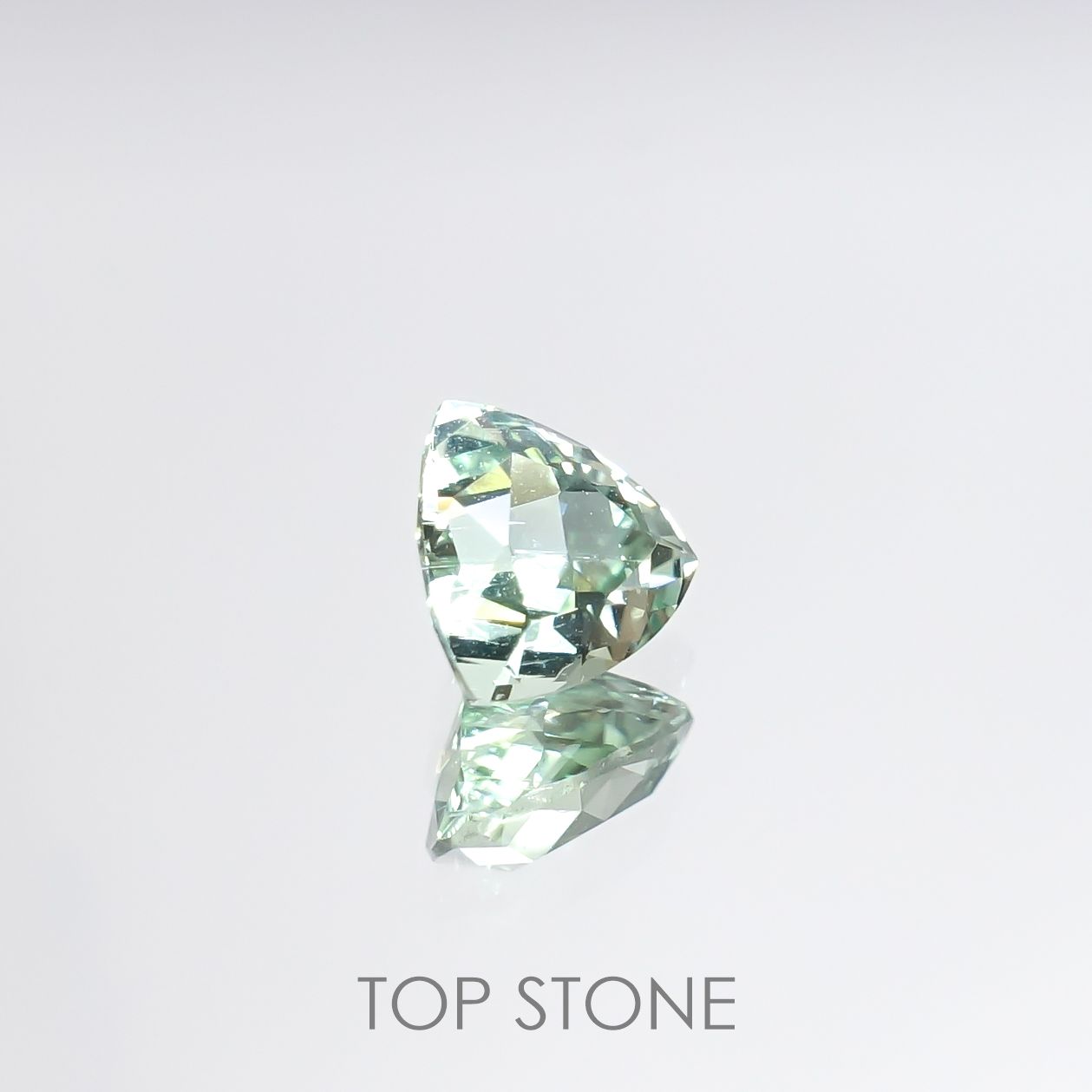 バナジウムコーネルピン(宝石名コーネルピン)タンザニア・タンガ州産 0.90ct 識別済[220115626]6x6mm前後