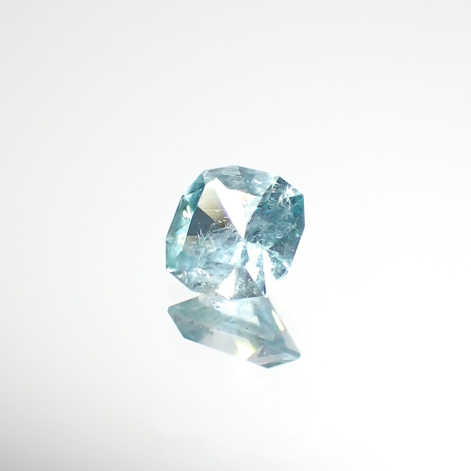 ◇カスタムカット◇ユークレース(宝石名ブルー・ユークレース)コロンビア産 0.487ct ソ付(彩珠)[221018844]5.1x5mm前後