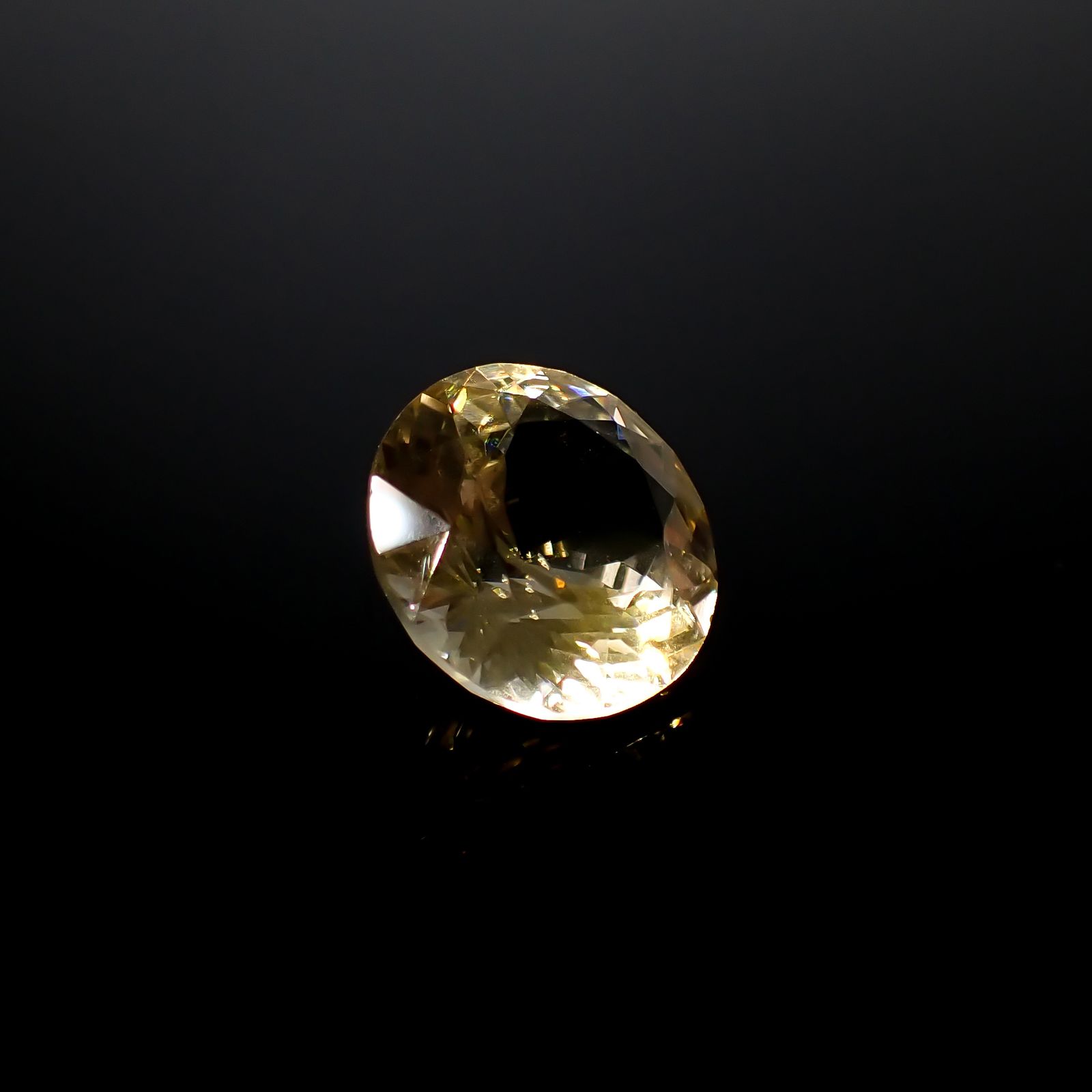 アラゴナイト フォスフォレッセンス(宝石名フォスフォレッセンス・アラゴナイト)チェコ共和国産 11.832ct ソ付(彩珠)[250129778]15.1x15.2mm前後