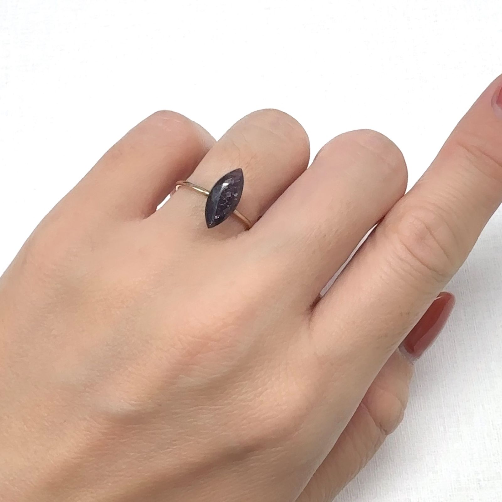ブラッドショットアイオライト インド産 1.72ct [241129462]12.7x5.7mm前後