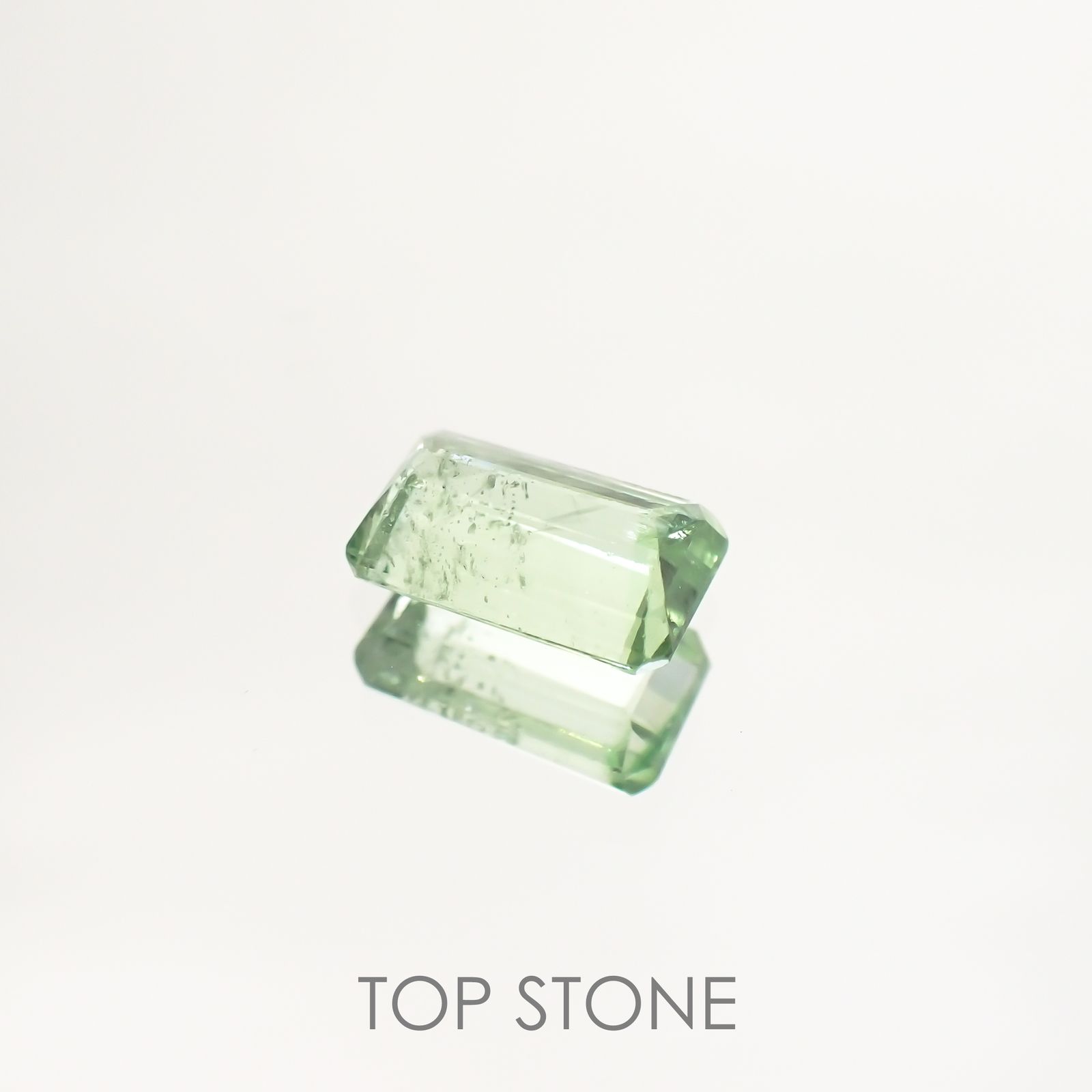 バイカラーツァボライト(宝石名グリーン グロッシュラー・ガーネット) タンザニア産 1.24ct 識別済[210711913]7.6×4.6mm前後