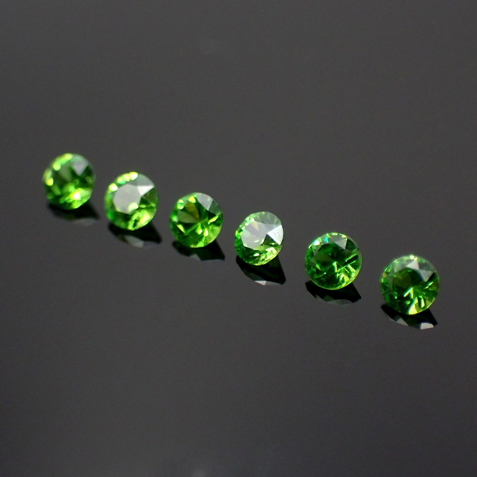 ◆ランダムセレクト-Limited edition-◆<先着30個>デマントイドガーネット ロシア産 約0.020ct[230823280]1.6x1.6mm前後