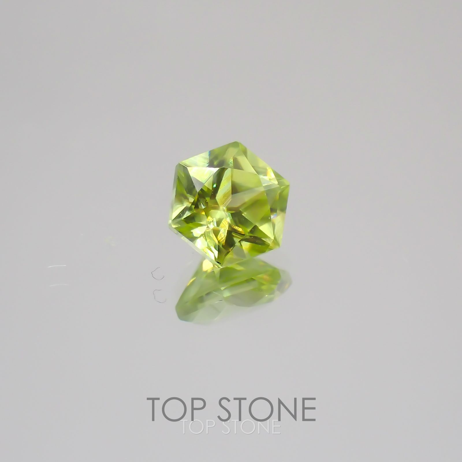 ◇ヘキサゴンカット◇スフェーン(宝石名スフェーン) マダガスカル産 0.71ct 識別済[21029415]5.1×5mm前後