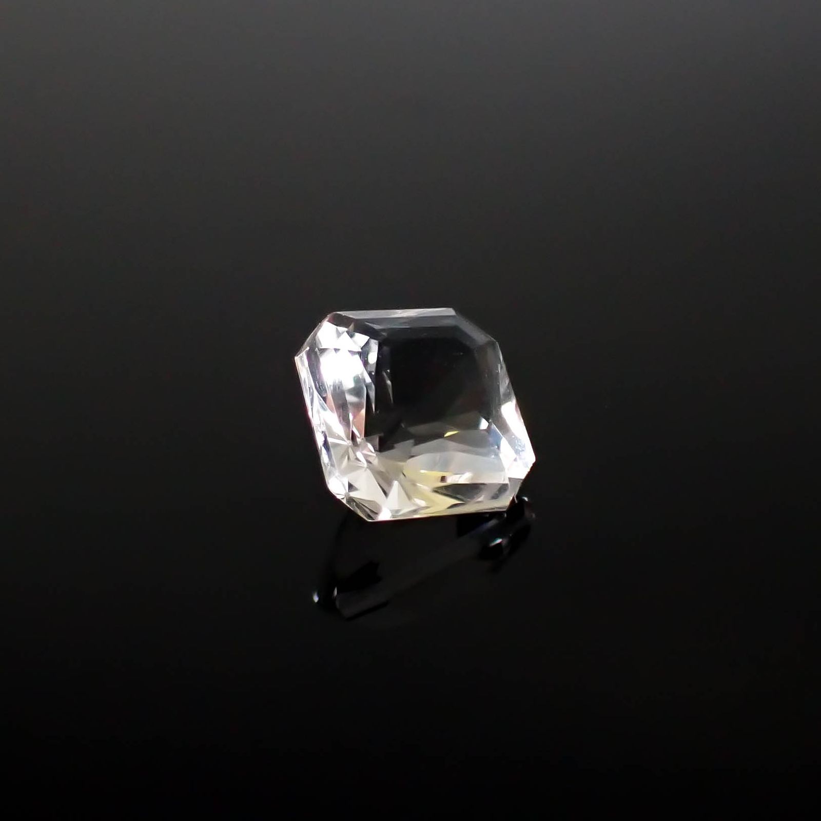 カラーレスフローライト フルオレッセンス イギリス産 2.10ct [250430159]7.3x7.2mm前後