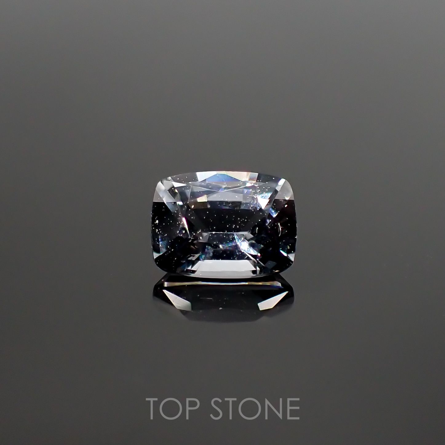 プラチナスピネル(宝石名スピネル) ビルマ産 0.638ct ソ付(彩珠)[210812841]5.7×4.3mm前後