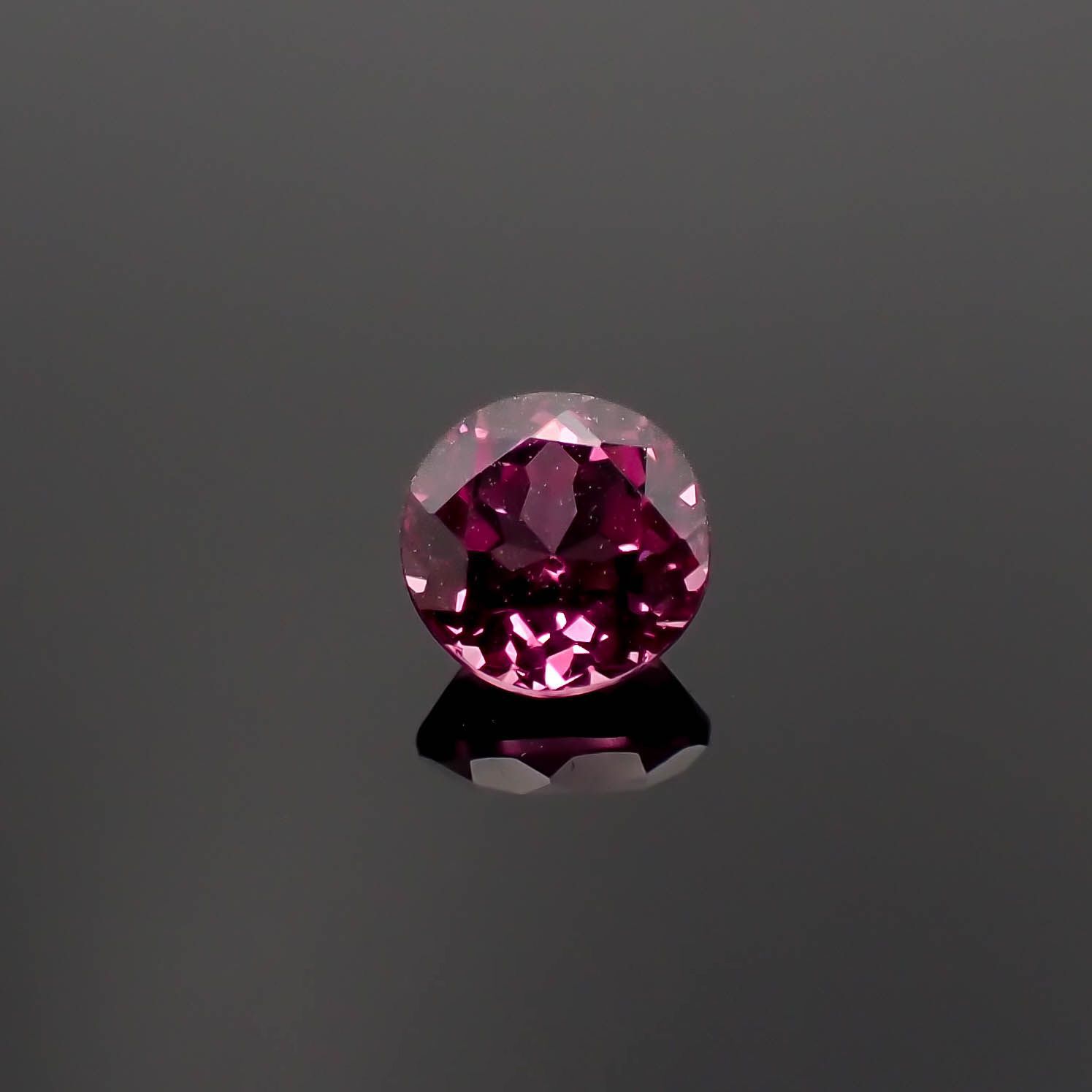 カラーシフトマラヤガーネット(宝石名ガーネット)タンザニア産 0.84ct 識別済[230120271]5.4x5.4mm前後
