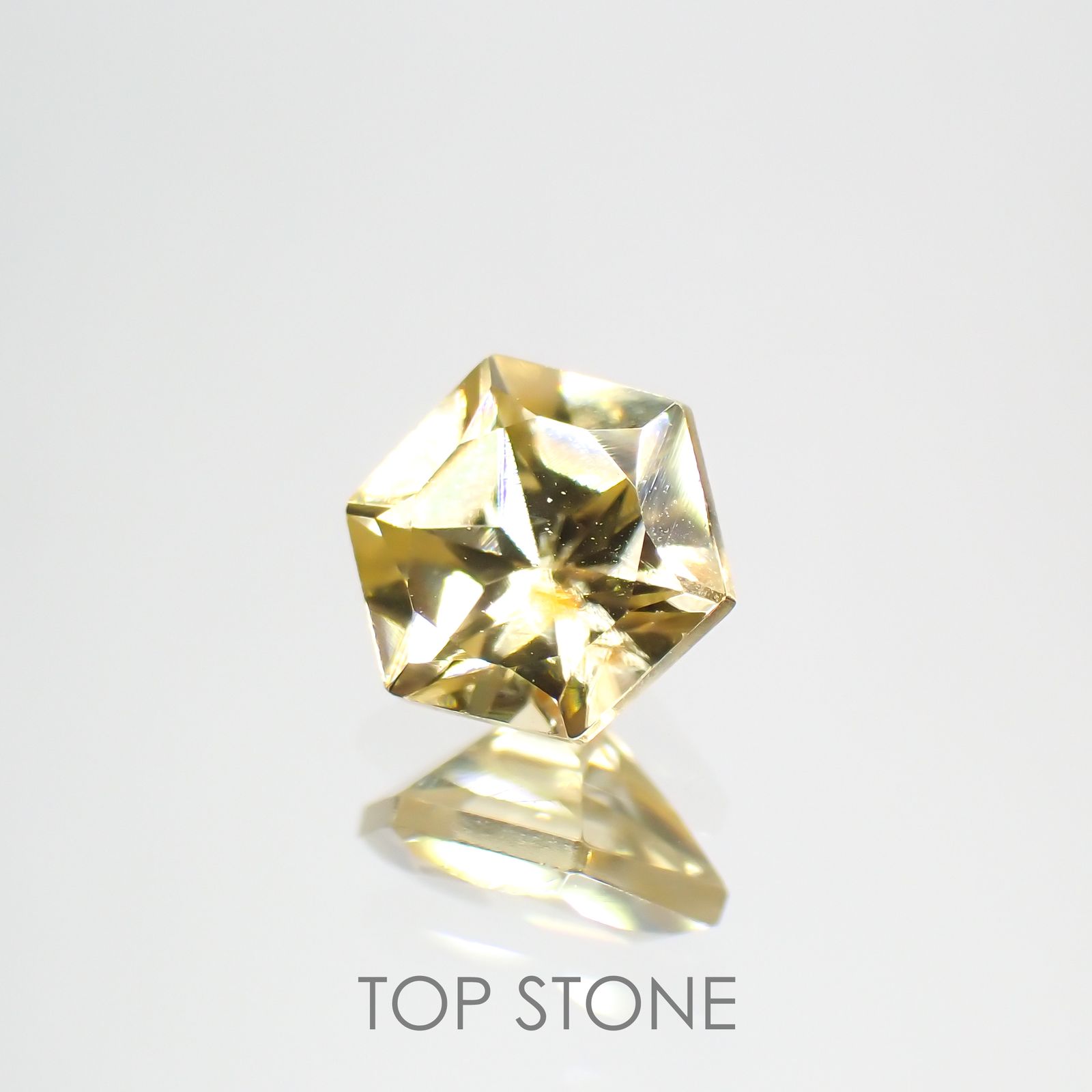◇ヘキサゴンカット◇イエロージルコン(宝石名ジルコン) カンボジア産 0.88ct 識別済[210410475]5.1×5.1mm前後