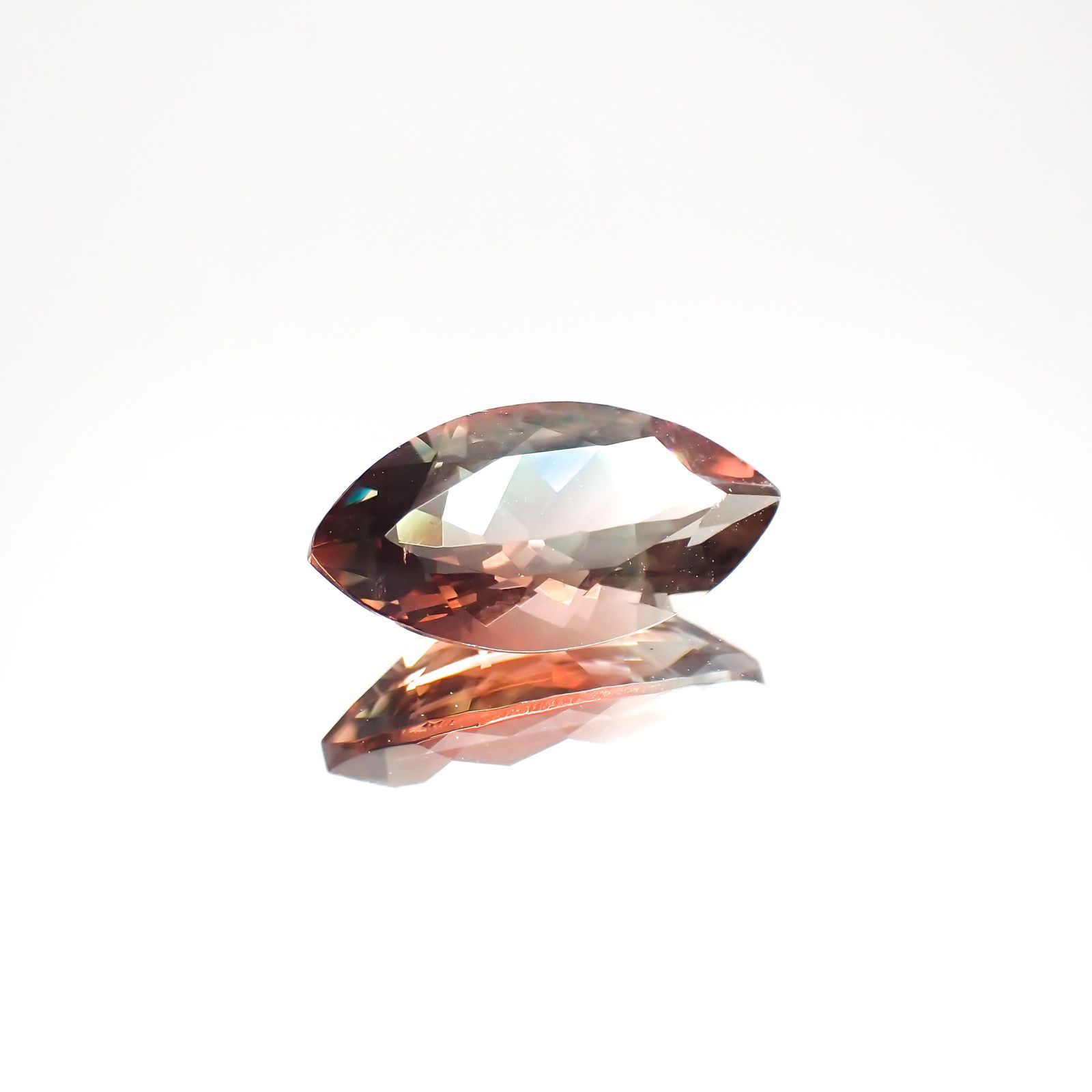 パーティカラーオレゴンサンストーン(宝石名パーティカラード・ラブラドライト)アメリカ・オレゴン州産 2.37ct 識別済[221018924]13.2x7.1mm前後