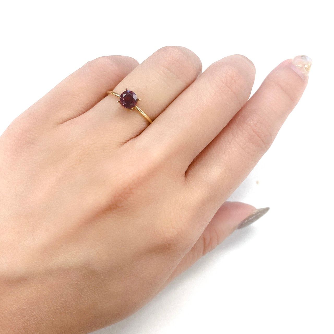 カラーチェンジマラヤガーネット タンザニア産 ルース 0.82ct[21059662]5.4×5.4mm前後