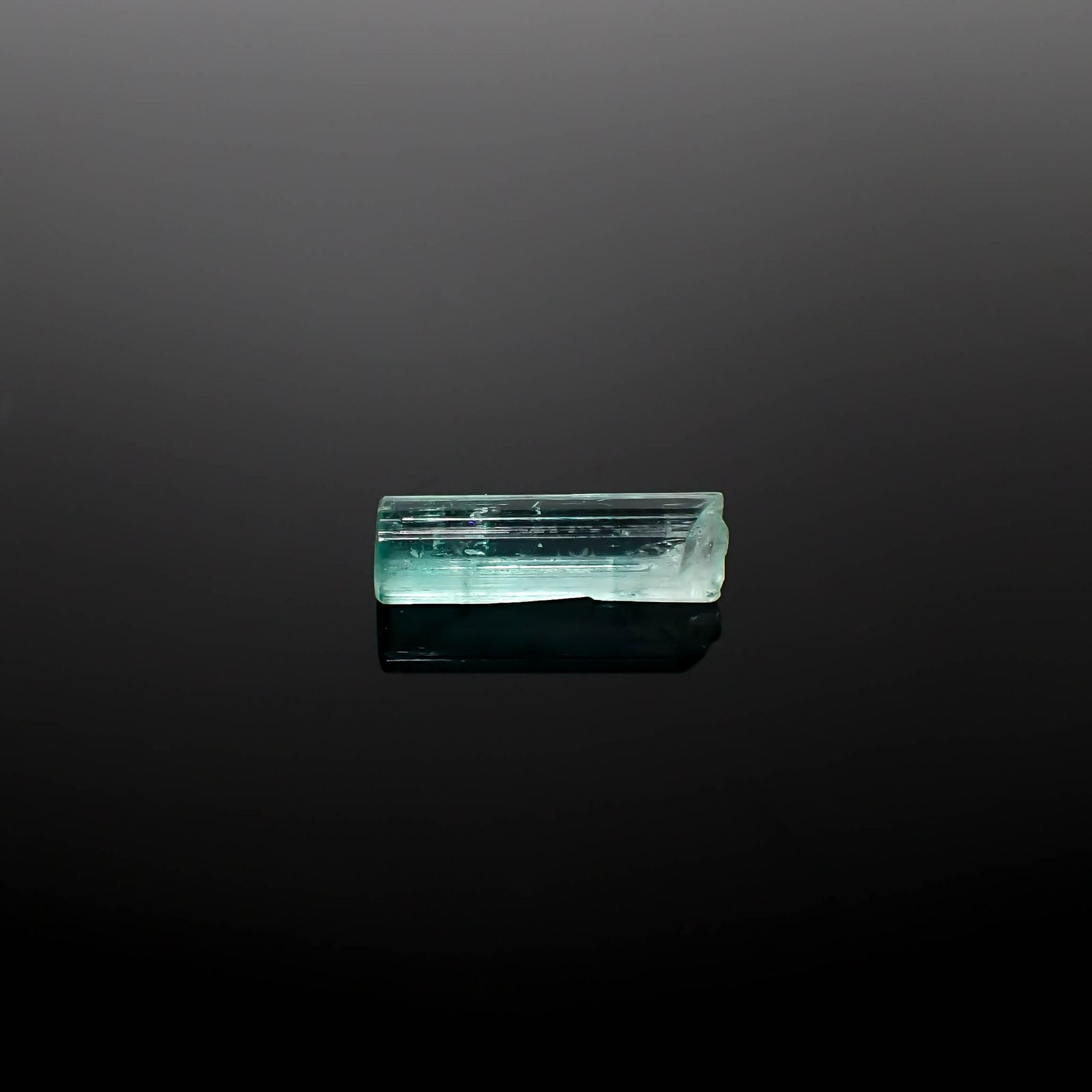 エメラルド柱状結晶 原石 コロンビア産 4.29ct[240427258]17.3x5.2mm前後