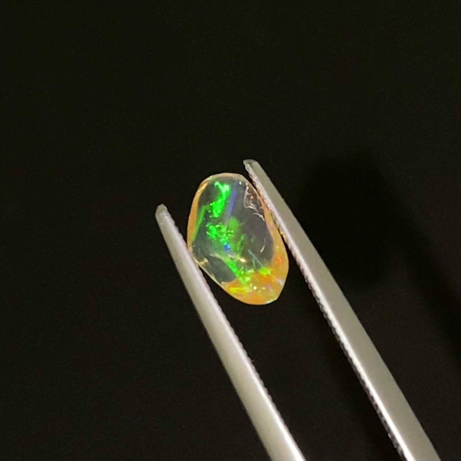 ファイヤーオパール 原石 メキシコ産 0.78ct / 8x5.2mm前後 [240125266