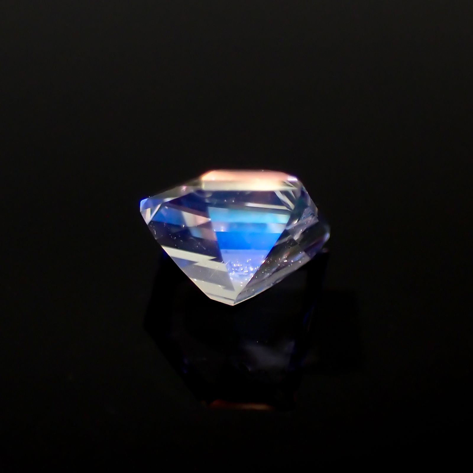 ◇カスタムカット◇レインボームーンストーン マダガスカル産 0.53ct[230923431]6.3x5.8mm前後