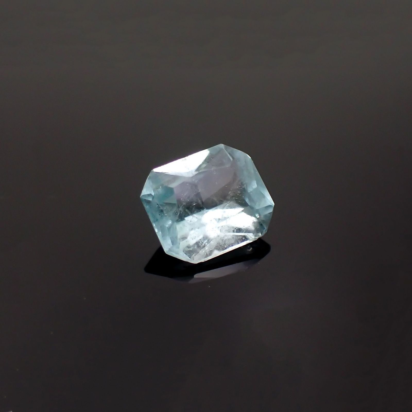 ユークレース(宝石名ブルー・ユークレース)コロンビア産 ソ付(彩珠) 1.989ct / 8.6x7.3mm前後 [221018680]