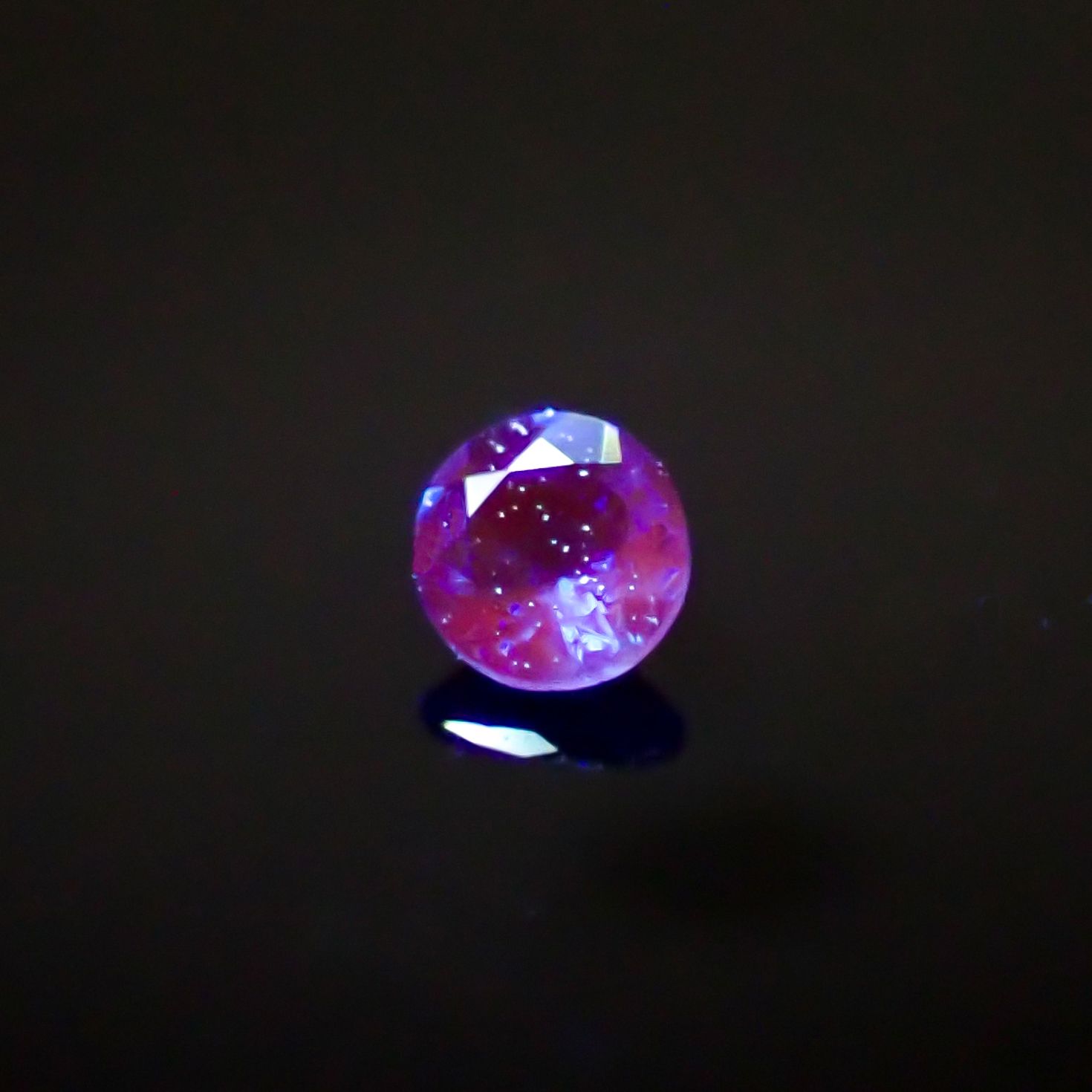 アウイナイト フルオレッセンス ドイツ産 0.017ct[240628301]1.8x1.7mm前後