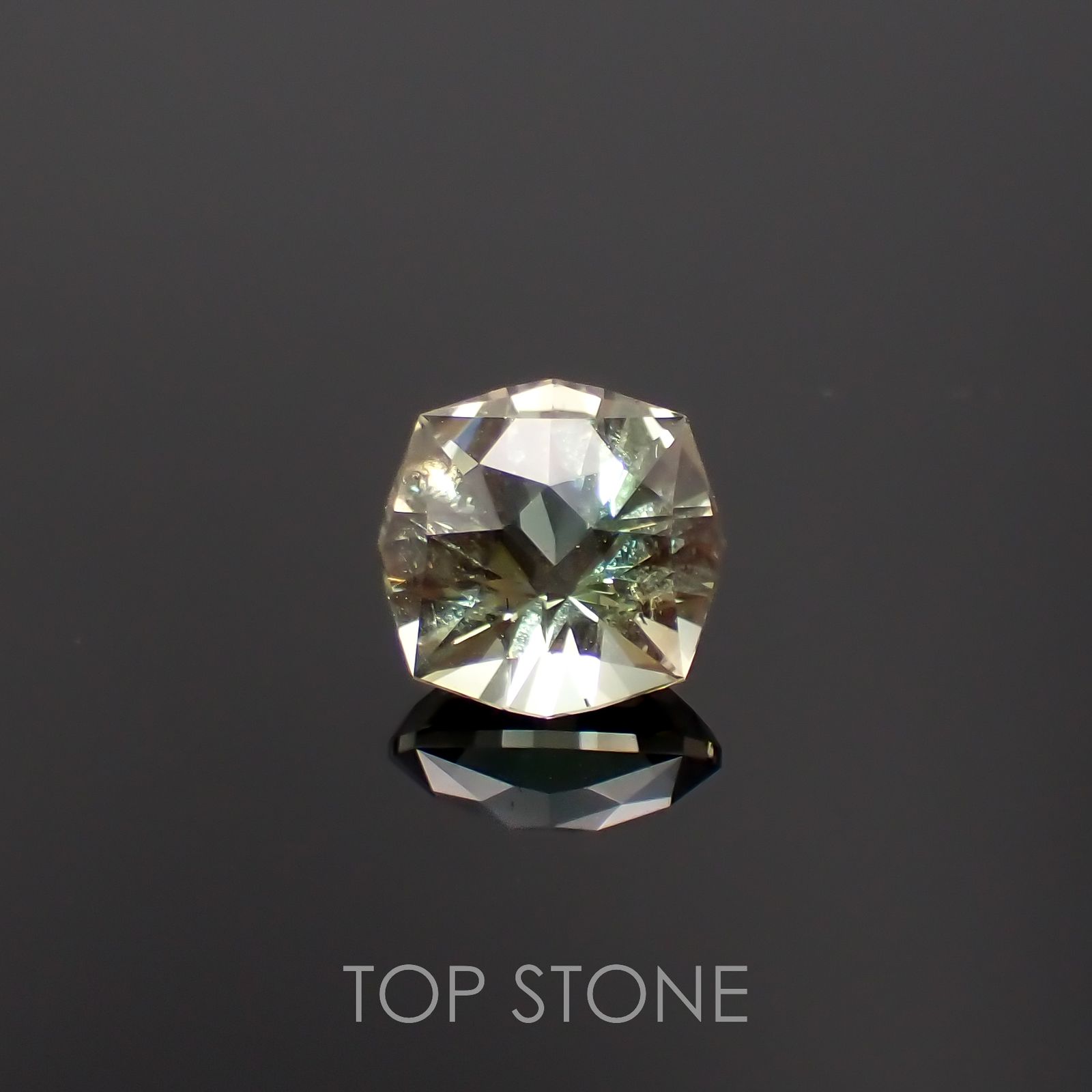 ◇カスタムカット◇バイカラーオレゴンサンストーン(宝石名ラブラドライト)アメリカ・オレゴン州産 2.92ct 識別済[230321114]9.4x9.3mm前後