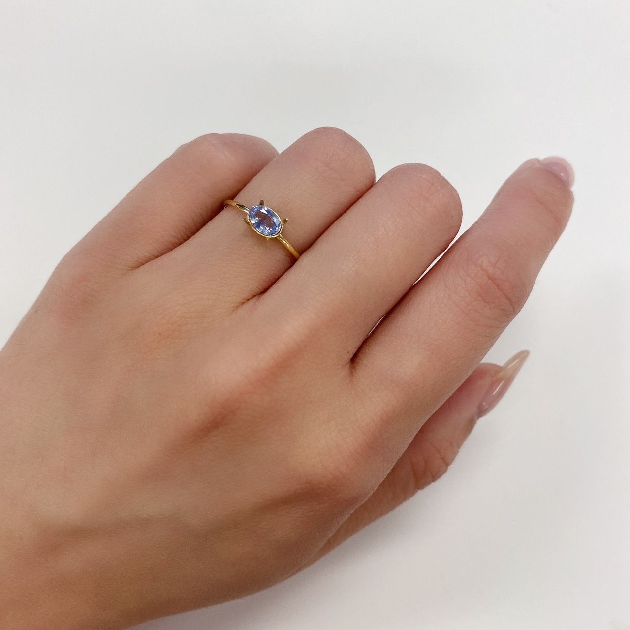 アイスブルーサファイア スリランカ・マダガスカル産 ルース 0.57ct[210711171]6.1×3.9mm前後