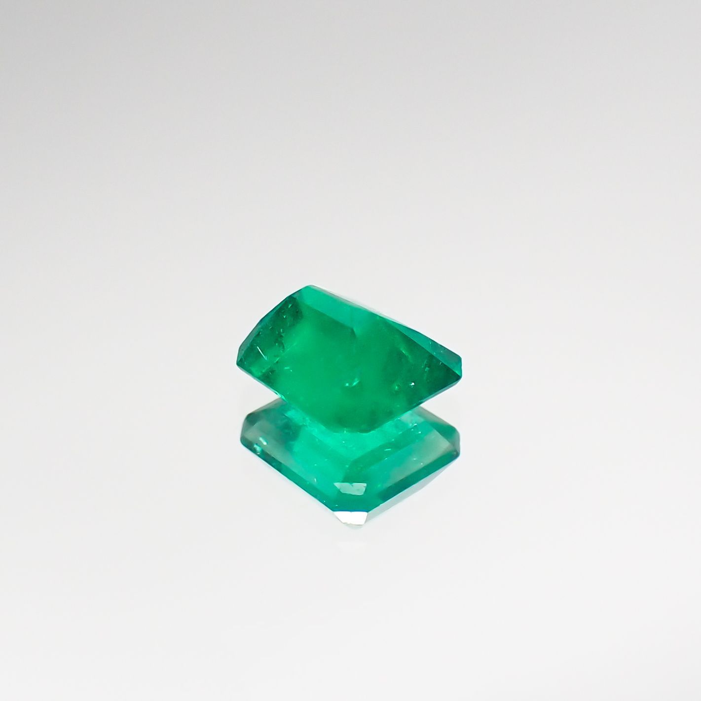 エメラルド(宝石名エメラルド) コロンビア産 0.263ct ソ付(彩珠)[210711711]4.1×3.6mm前後