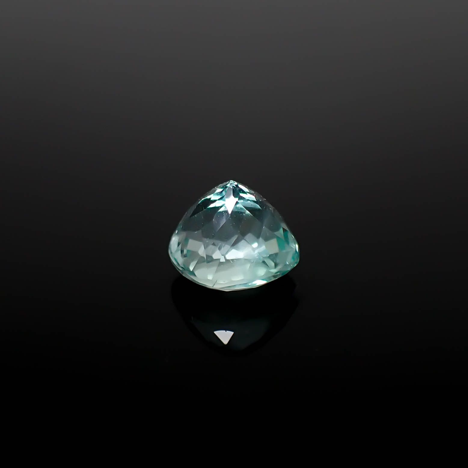 フローライト フルオレッセンス ジンバブエ産 1.93ct [250630512]7x6.9mm前後