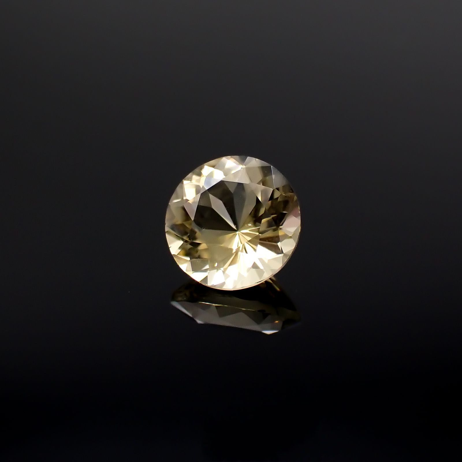 イエロースキャポライト(宝石名イエロー・スキャポライト)タンザニア産 0.45ct 識別済[220918025]5.1x5.1mm前後