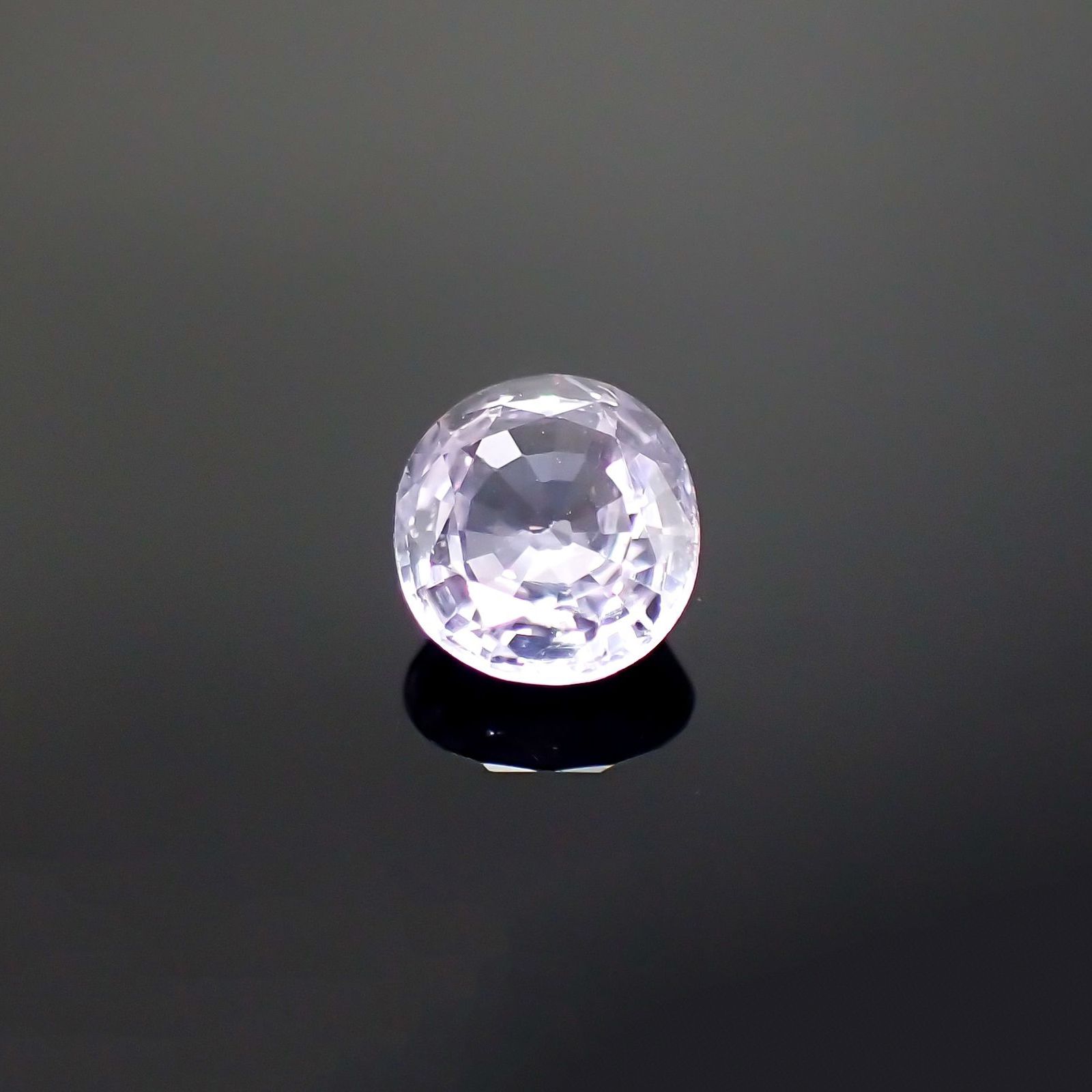 ラベンダーサファイア(宝石名サファイア) マダガスカル/スリランカ産 識別済 0.90ct / 6.2x5.4mm前後 [210812504]