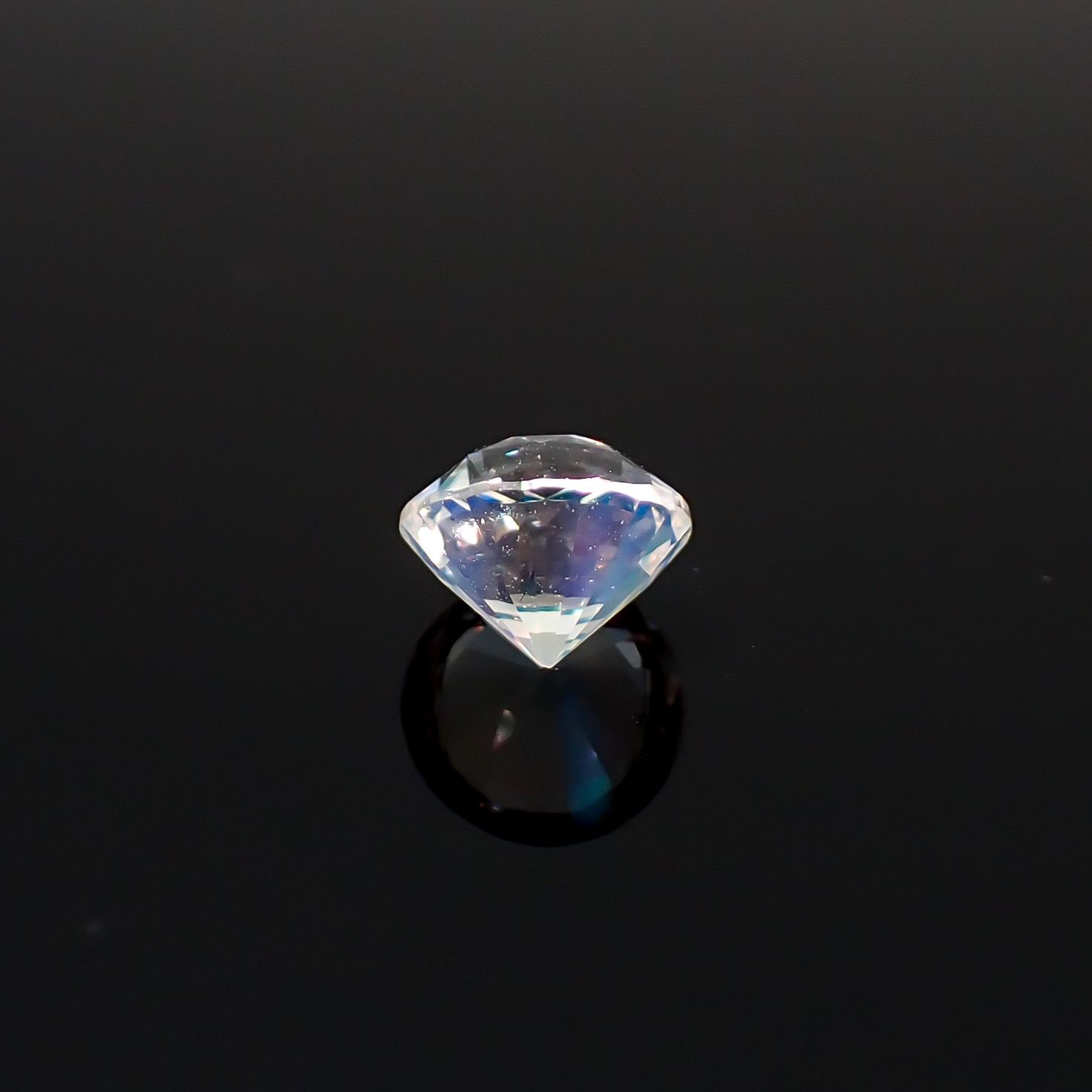 レインボームーンストーン マダガスカル産 0.85ct / 6.1x6.1mm前後 [260632388]