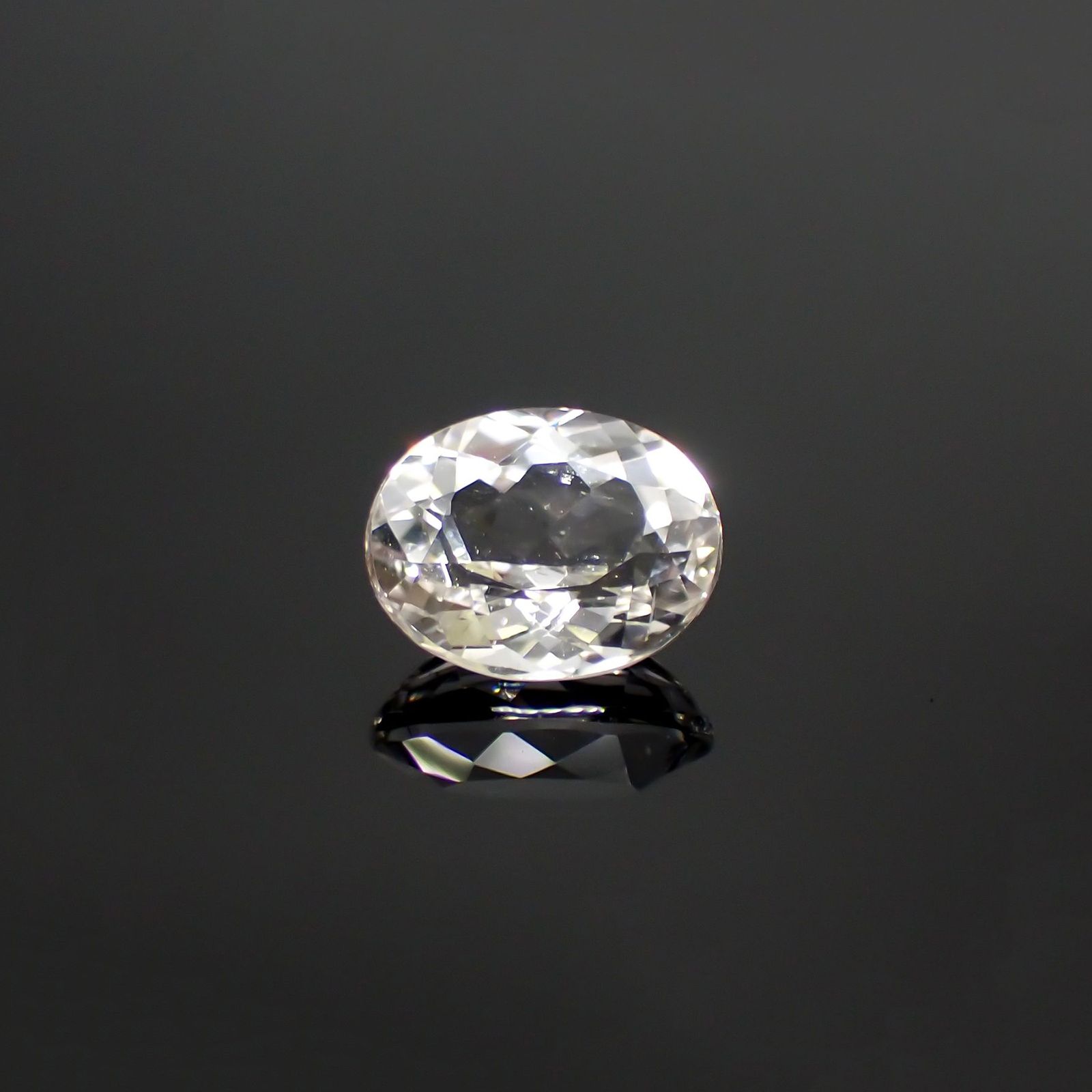 カラーレススポジュミン(宝石名ホワイト・スポジュミン) ブラジル産 2.90ct 識別済[210812623]9.8×7.9mm前後