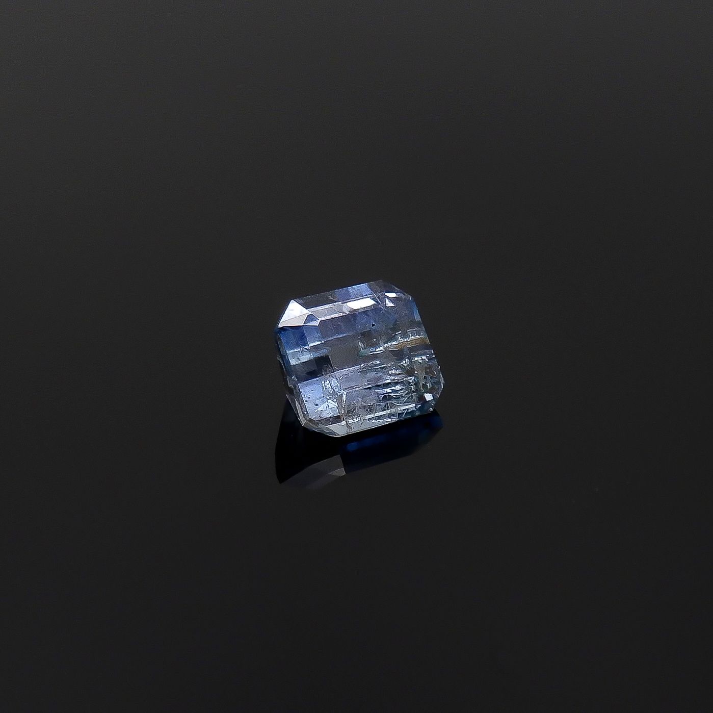 ジェレメジェバイト(宝石名エレメジェバイト)ナミビア産 ソ付(彩珠) 0.508ct / 4.6x4.3mm前後 [220717078]