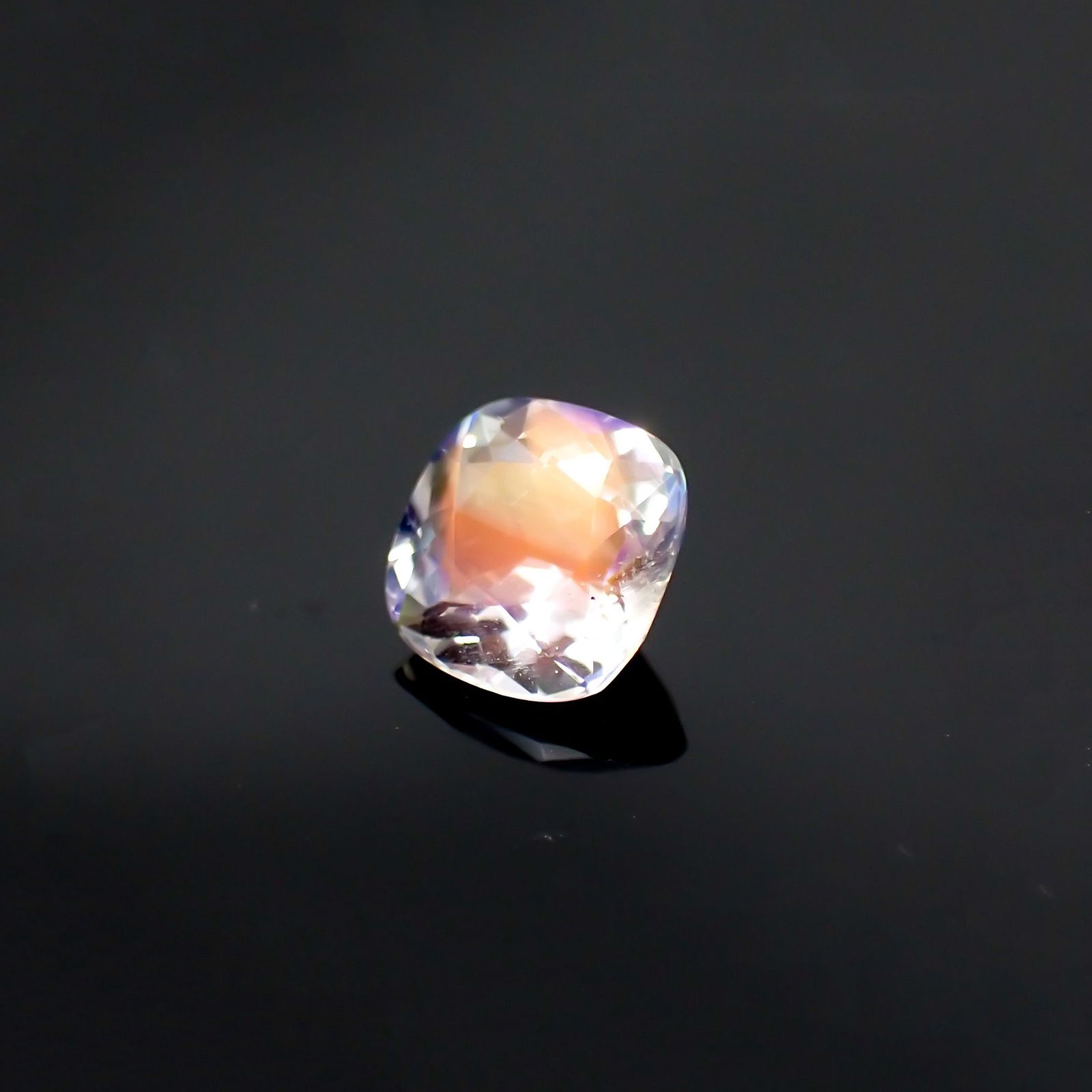 レインボームーンストーン(宝石名ラブラドライト) マダガスカル産 0.989ct ソ付(彩珠)[210611245]6.7×6.4mm前後