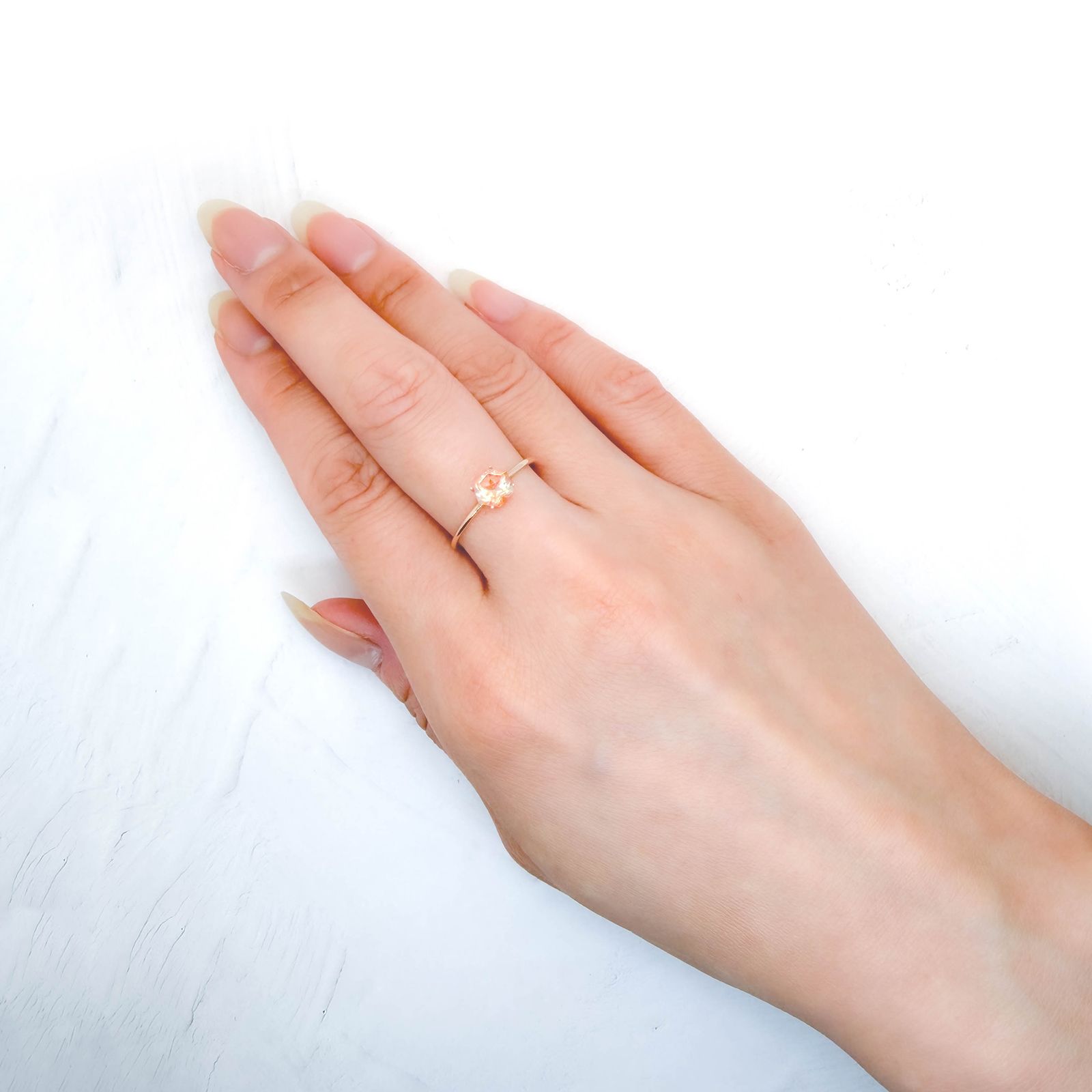 ◇ヘキサゴンカット◇オレゴンサンストーン アメリカ・オレゴン州産 0.65ct / 5.5x5.5mm前後 [260732644]