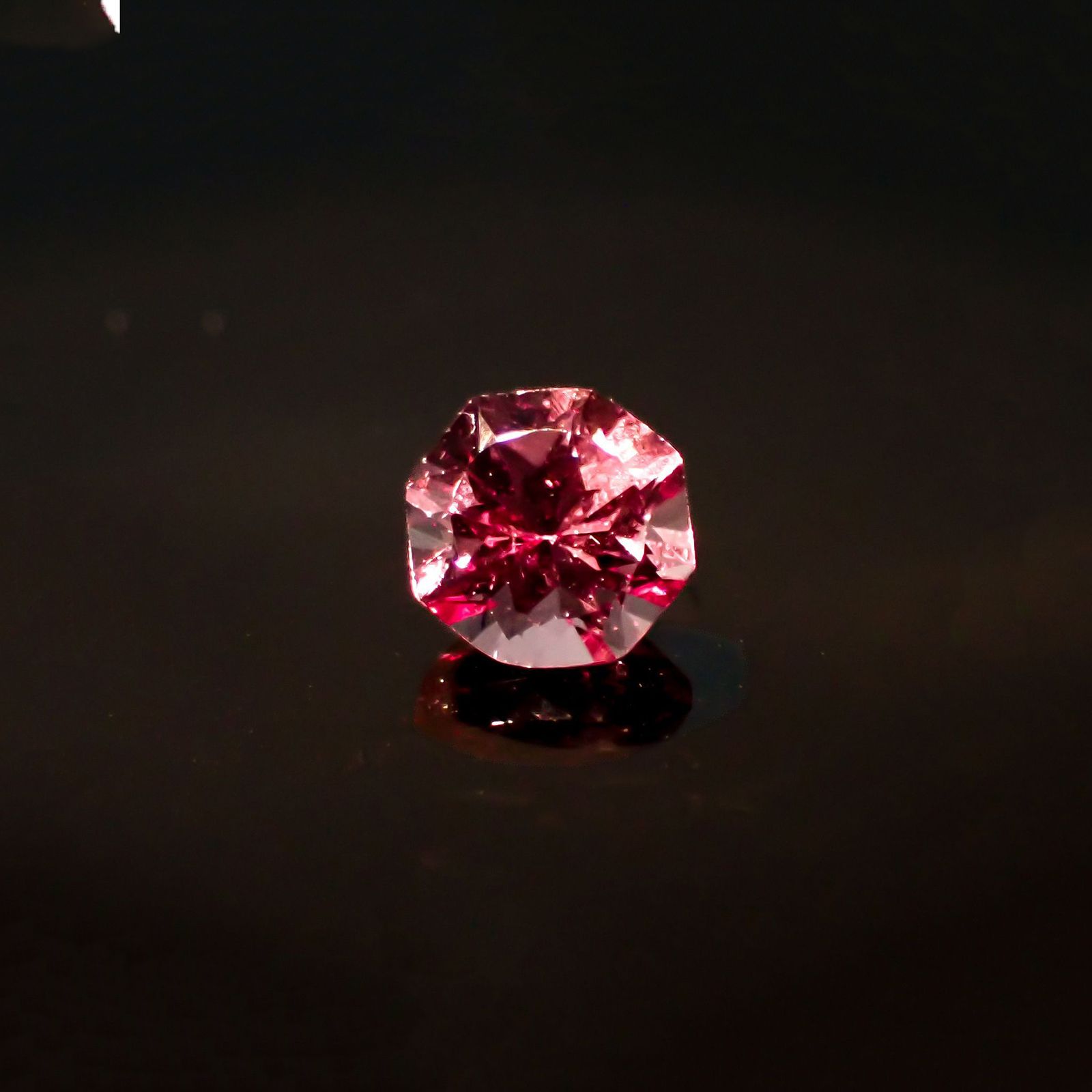 ◇オクタゴンカット◇カラーシフト マラヤガーネット(宝石名ガーネット)タンザニア産 0.71ct 識別済[220817566]5.1x5.1mm前後