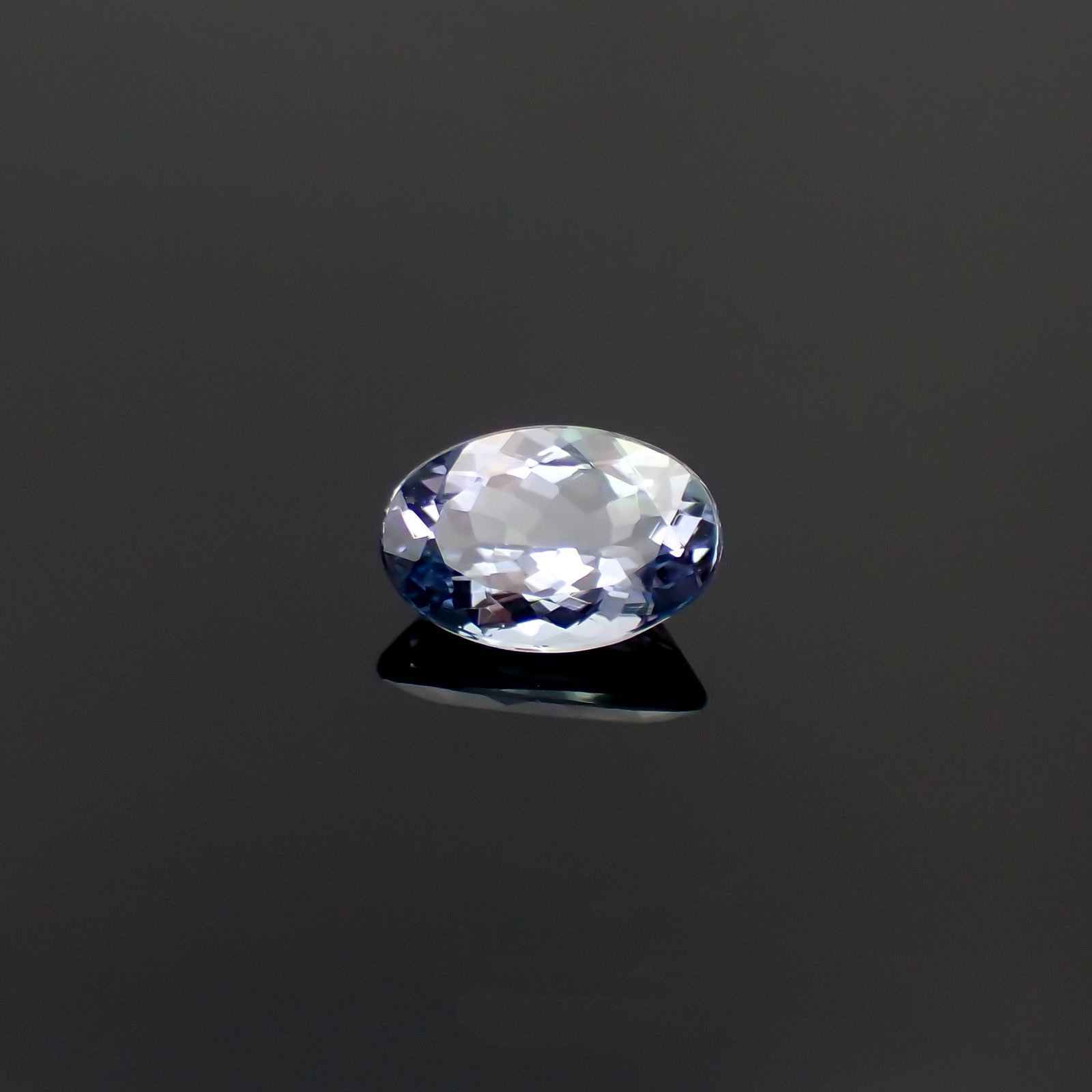 バイカラータンザナイト(宝石名タンザナイト/ゾイサイト)タンザニア産 1.04ct 識別済[230220620]7.8x5.4mm前後