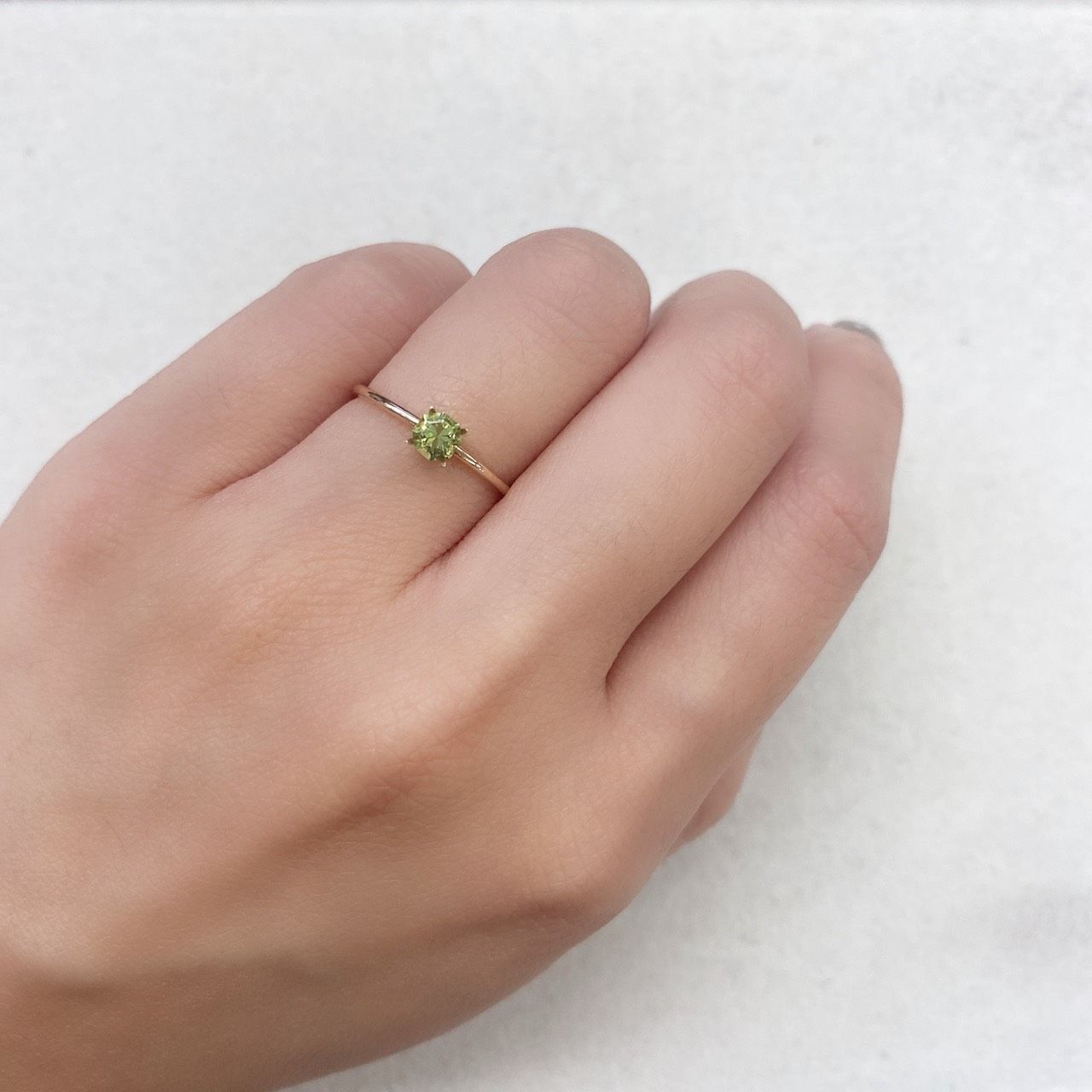 ◇オクタゴンカット◇ペリドット(宝石名ペリドット) パキスタン産 0.35ct 識別済[210913107]4.1×4mm前後