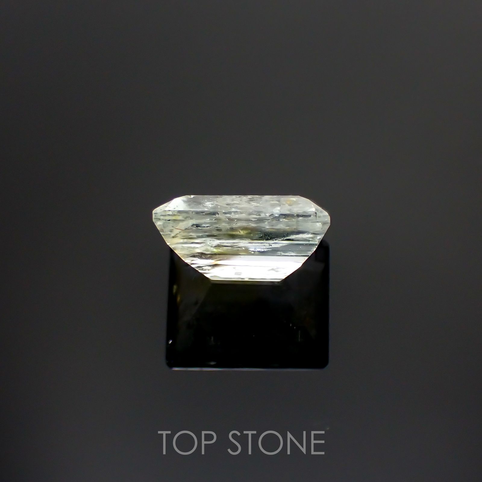 オーロラアクアマリン(宝石名アクアマリン) ブラジル産 4.75ct 識別済[210812715]11.2×9.4mm前後