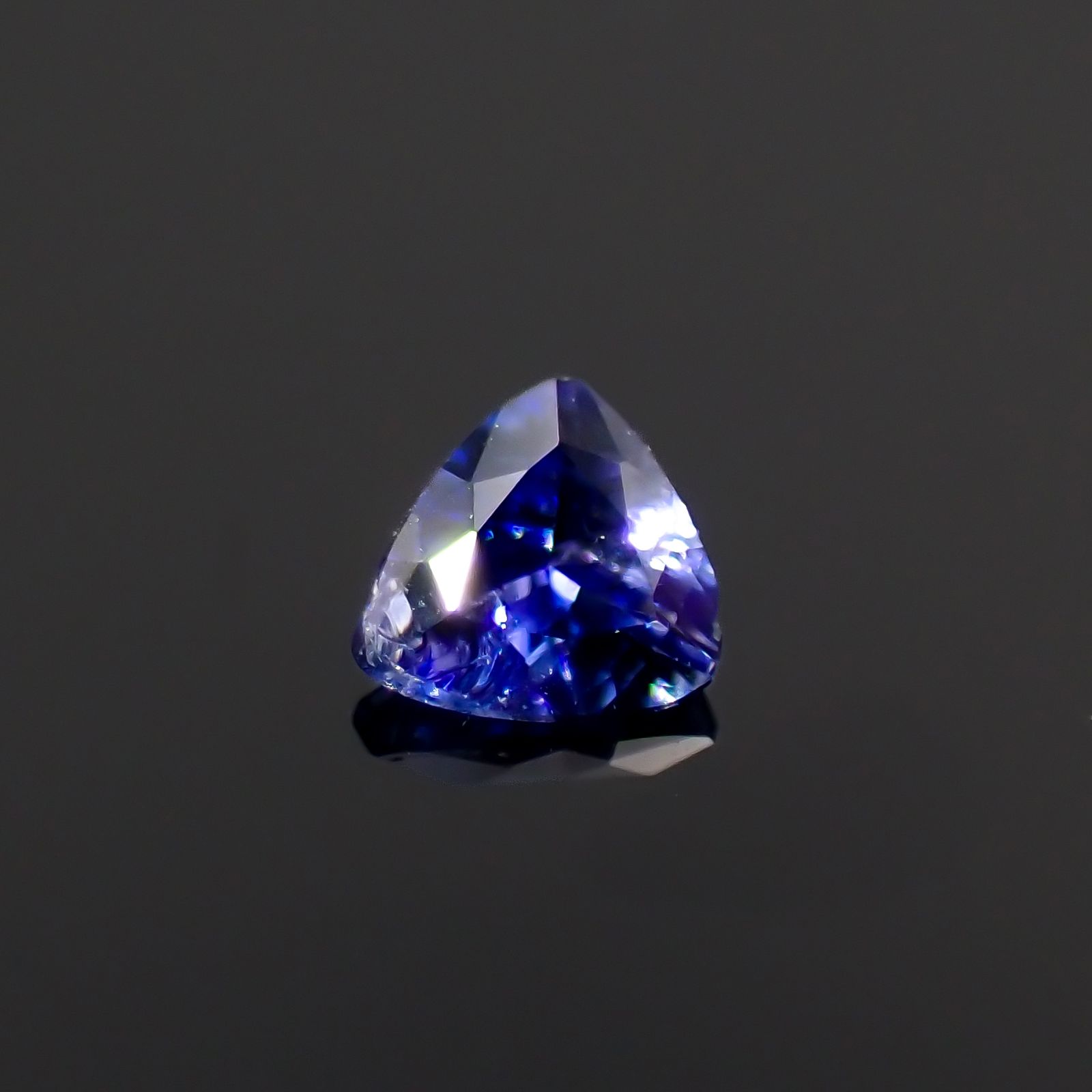 ベニトアイト(宝石名ベニトアイト)アメリカ・カリフォルニア州産 0.038ct 識別済[230823213]2.1x2.3mm前後