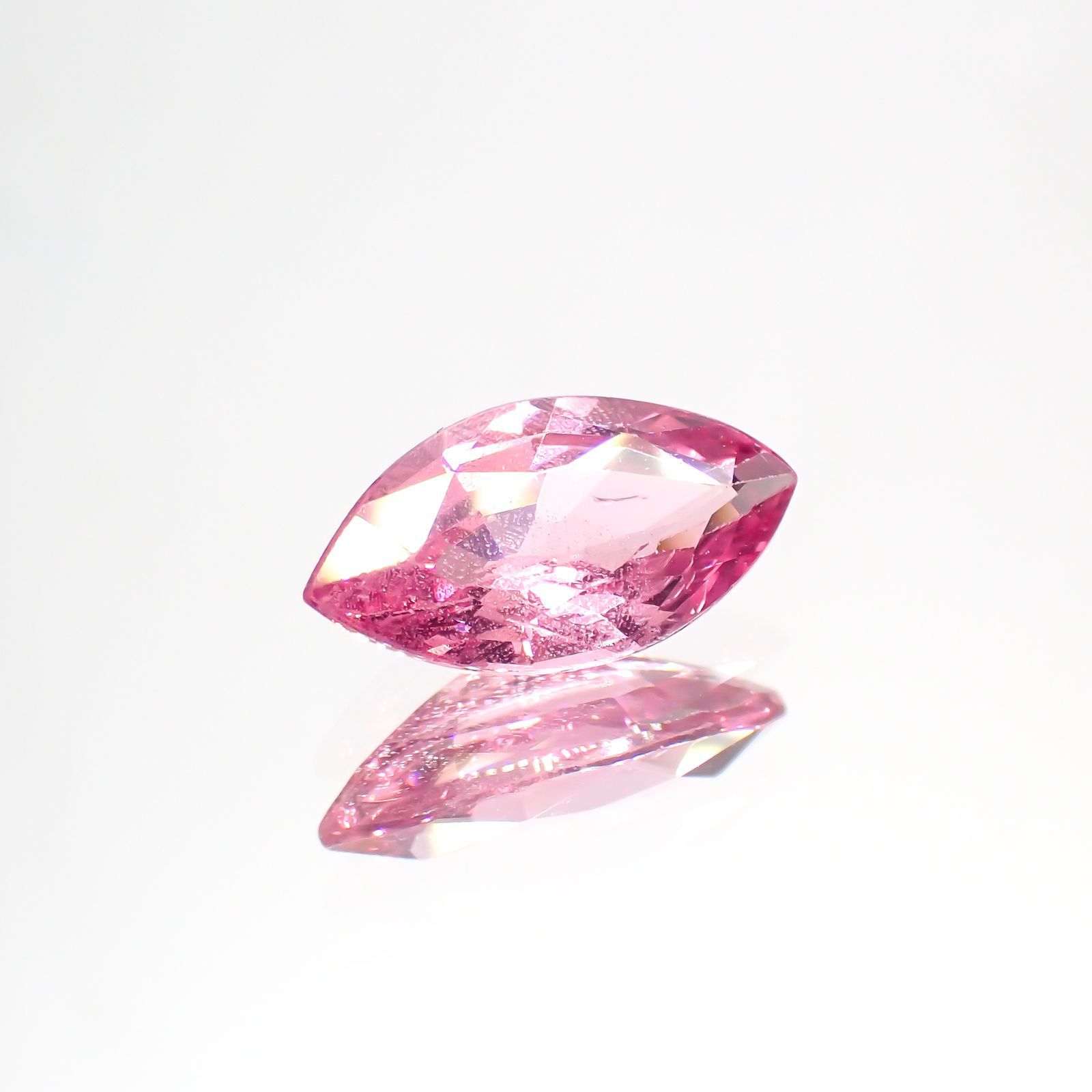 ホットピンクスピネル(宝石名ピンク・スピネル)タンザニア産 1.210ct ソ付(彩珠)[231124094]10x5.2mm前後