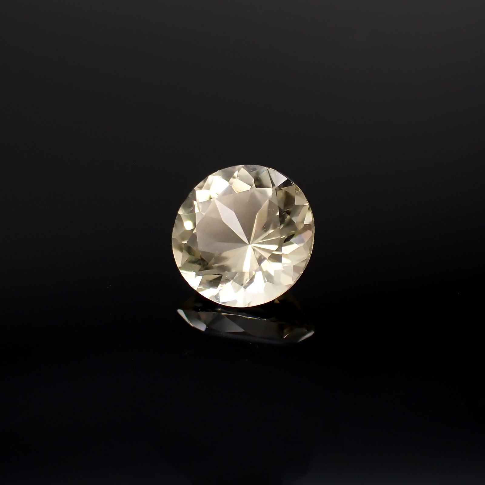 イエロースキャポライト(宝石名イエロー・スキャポライト)タンザニア産 識別済 0.37ct / 4.9x4.9mm前後 [251118026]