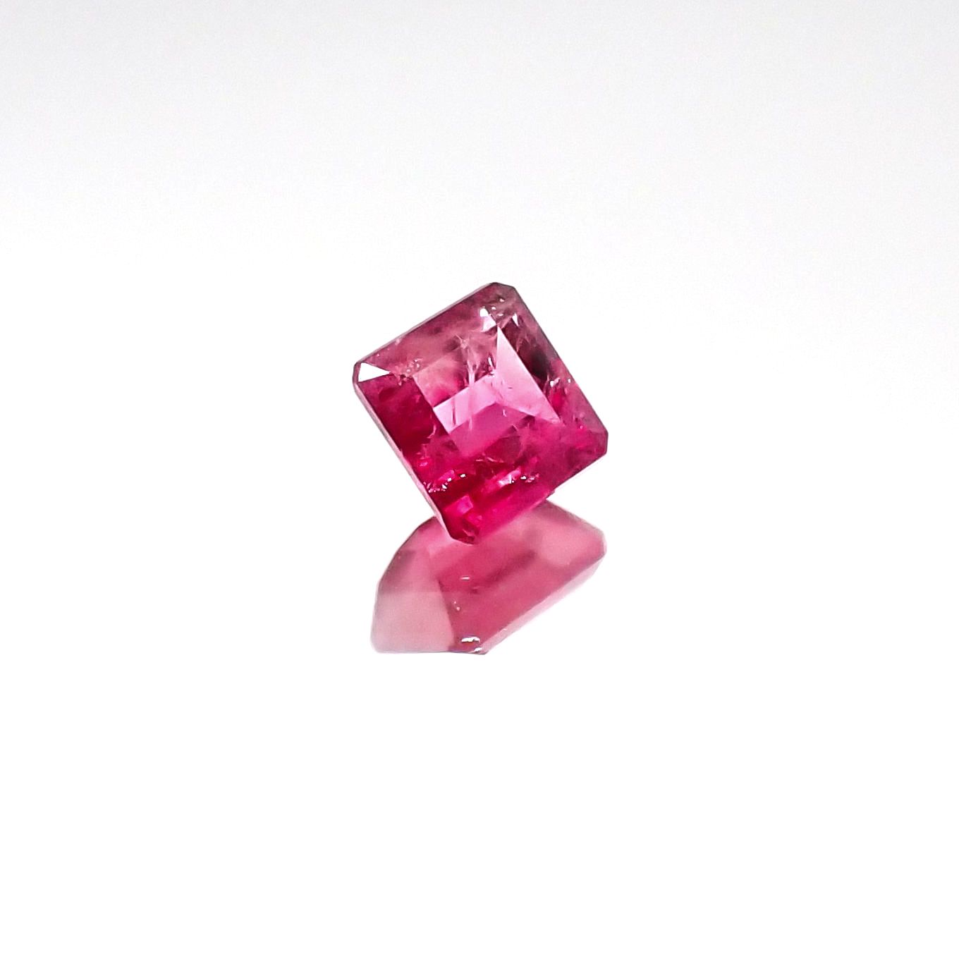 レッドベリル(宝石名レッド・ベリル)アメリカ・ユタ州ワーワーマウンテン産 0.108ct ソ付(彩珠)[231023928]2.7x2.7mm前後