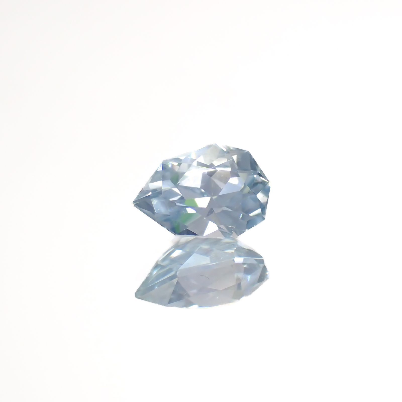 ◇カスタムカット◇アイスブルーサファイア(宝石名サファイア)スリランカ/マダガスカル産 0.91ct 識別済[220918077]7x4.8mm前後