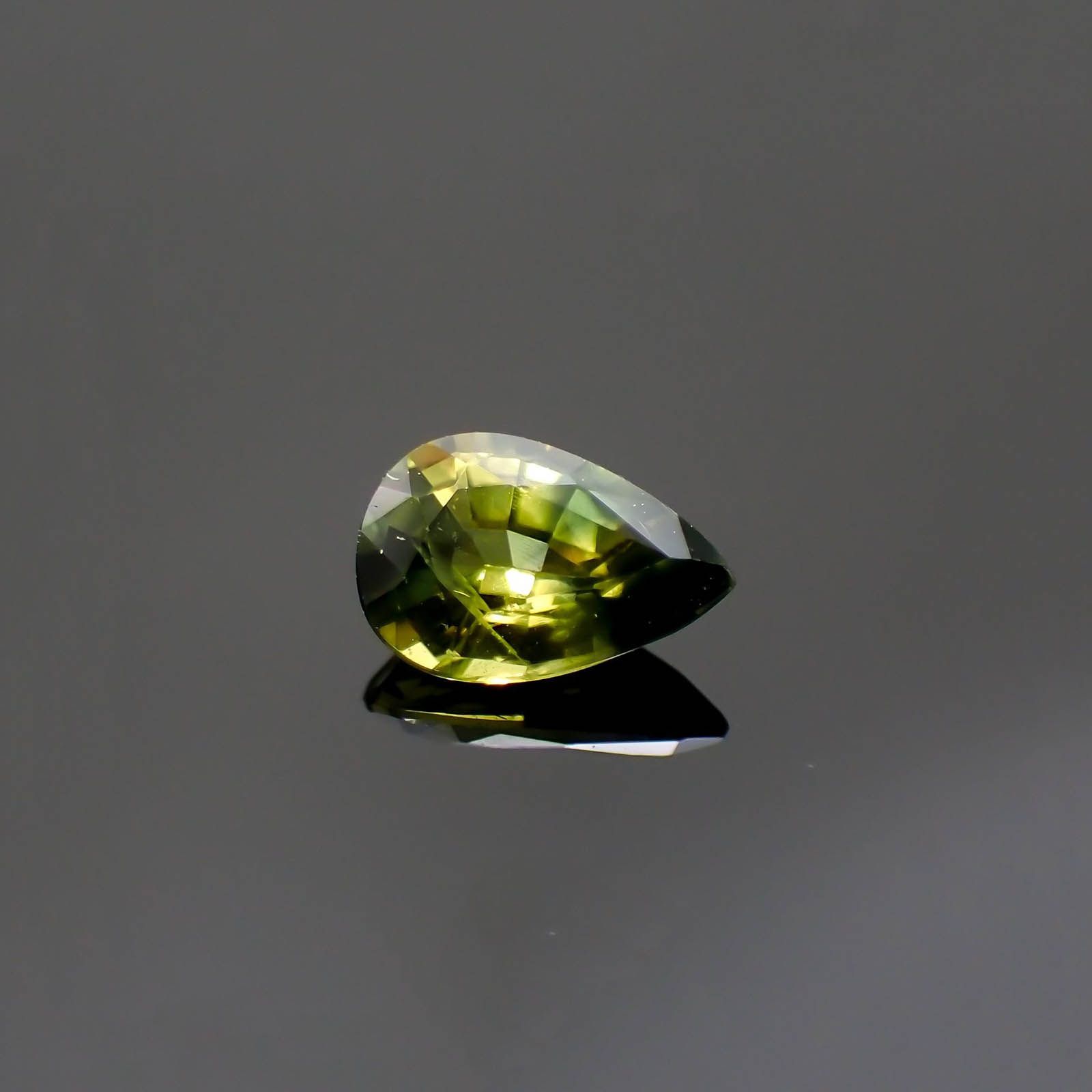 バイカラーサファイア(宝石名サファイア)マダガスカル/オーストラリア産 0.46ct 識別済[250114843]6x4mm前後