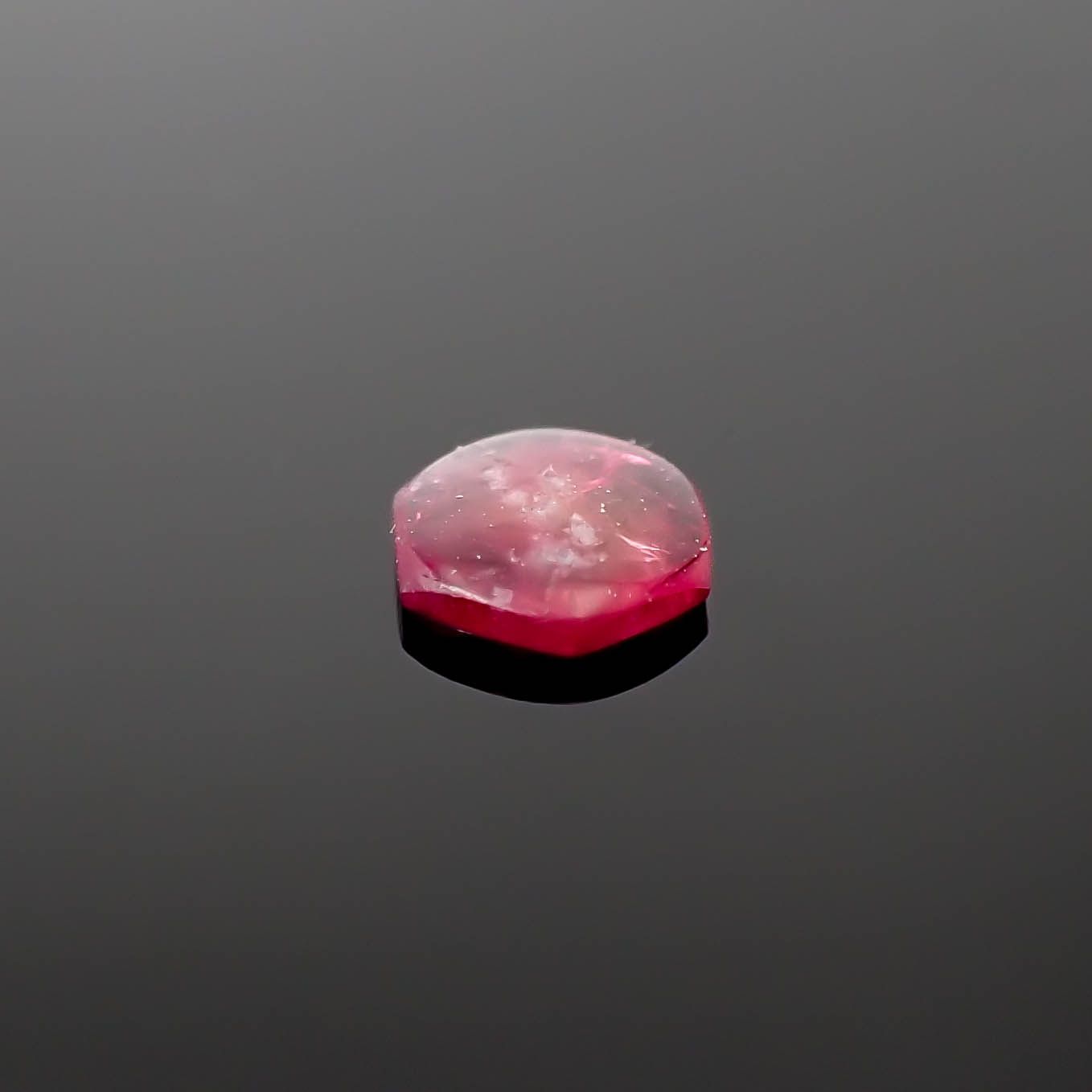 レッドベリル/ピンクベリル 原石スライス磨き アメリカ・ユタ州産 0.15ct[240326676]4.2x4.2mm前後