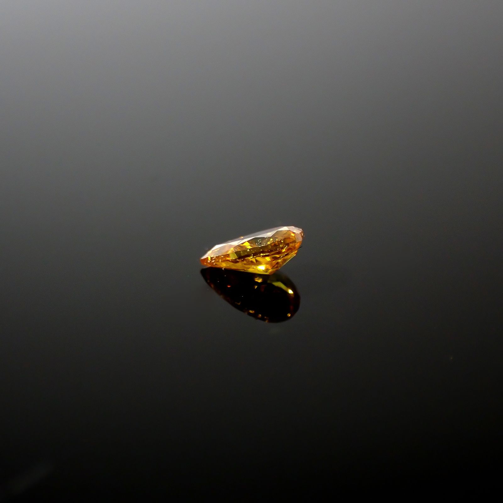 イエローダイヤモンド(宝石名ダイアモンド I-1/FANCY VIVID ORANGE YELLOW) 0.098ct ソ付(CGL)[240427042]3.87x2.26mm前後