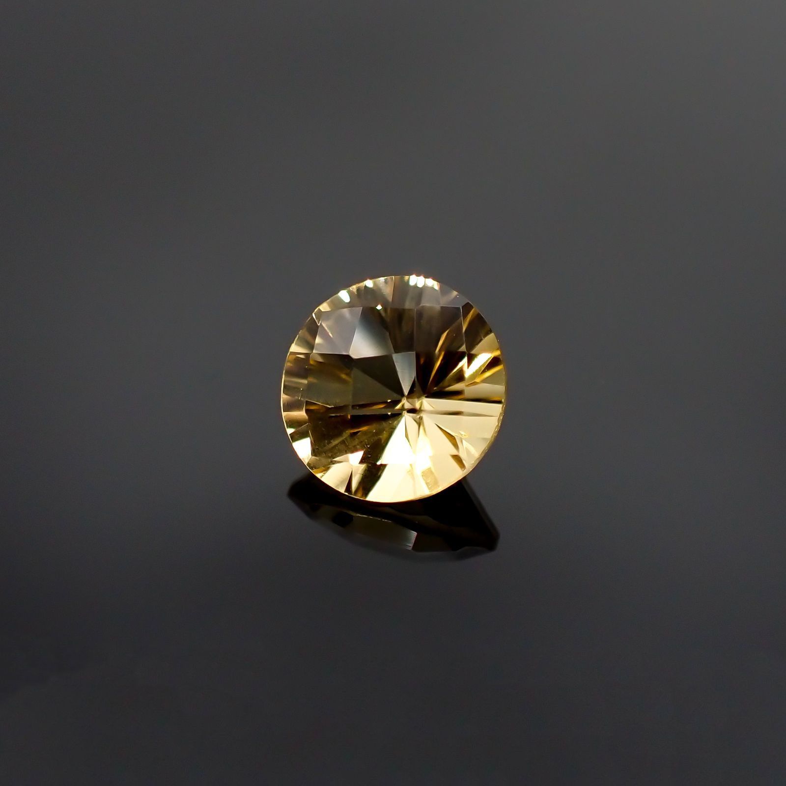 ◇チェッカーコンケーブカット◇シトリン(宝石名シトリン) ブラジル産 識別済 1.14ct / 7.1×7.1mm前後 [251013027]