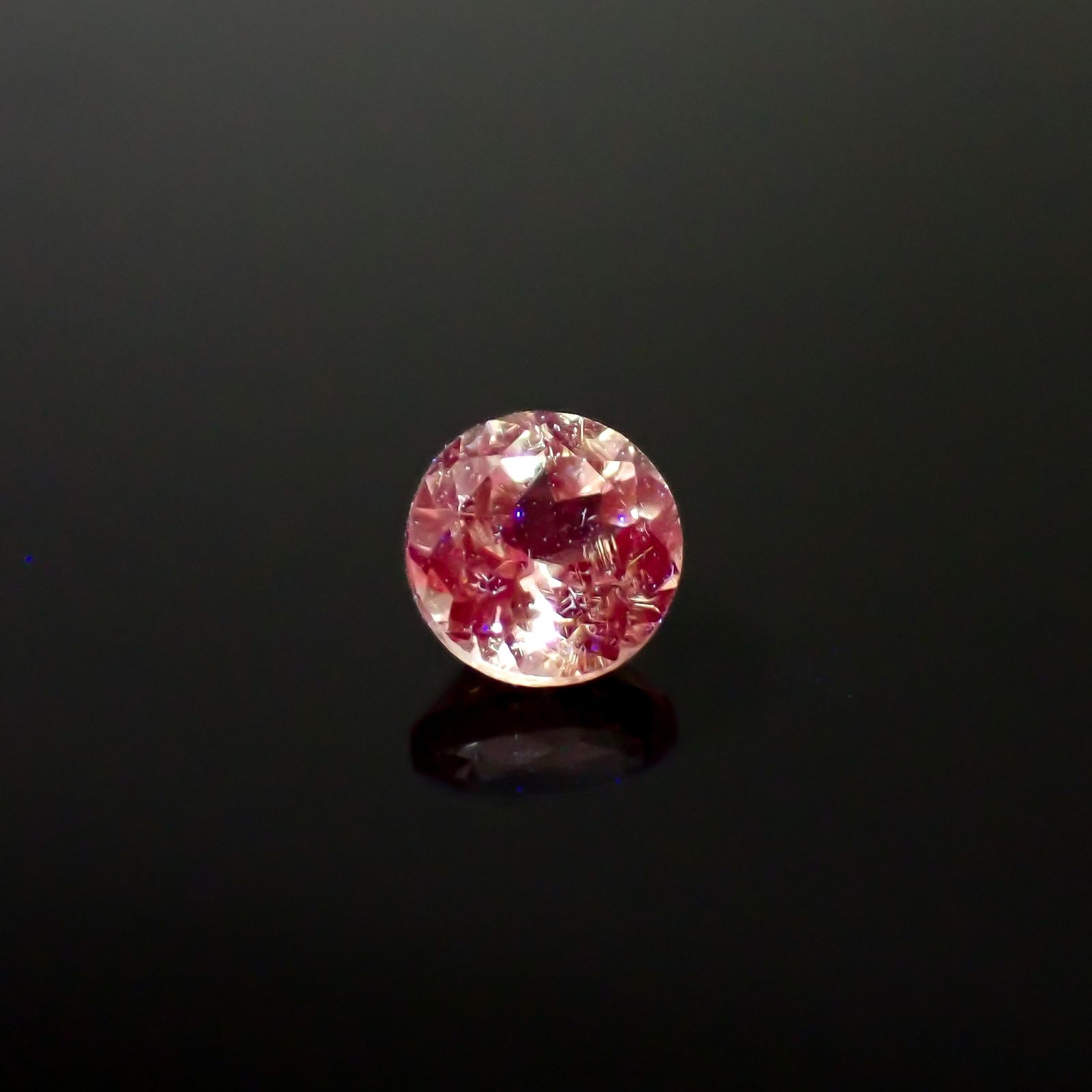 ドラゴンガーネット タンザニア産 0.50ct / 4.5x4.5mm前後 [260532244]