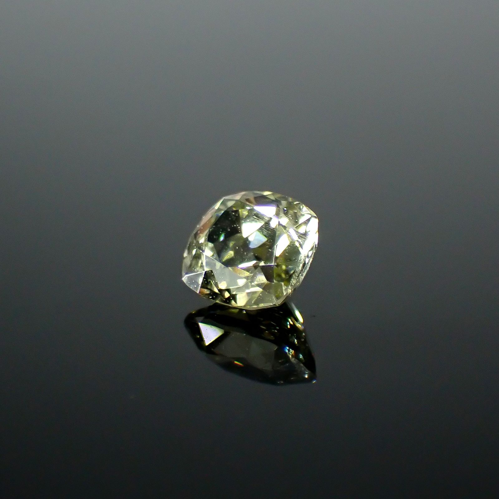 コーネルピン スリランカ産 0.74ct / 5.6x5.1mm前後 [251031235]